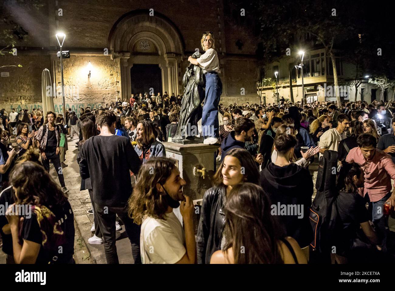 Migliaia di persone scendono per le strade per celebrare la caduta dello "stato di allarme" e la fine del coprifuoco di confinamento notturno causato dalla pandemia di Covid-19 / Coronavirus a Barcellona, Catalogna, Spagna la notte del 8 e 9 maggio 2021. (Foto di Albert Llop/NurPhoto) Foto Stock