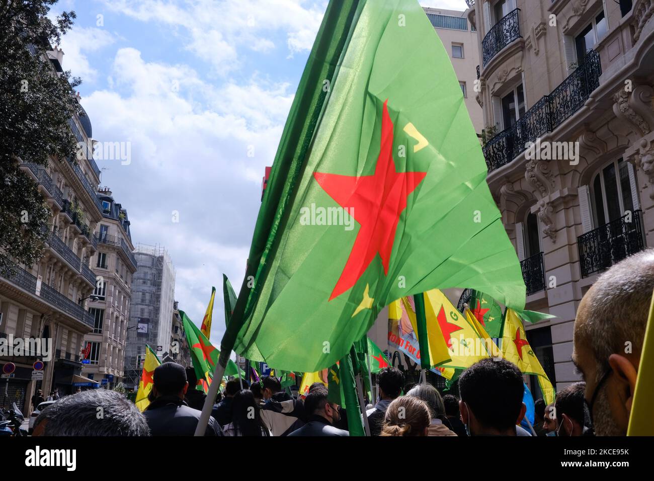 Manifestazione curda a Parigi, in Francia, il 8 maggio 2021. Diverse organizzazioni politiche curde e comunisti turchi hanno denunciato l'occupazione della città siriana curda dell'Africa da parte della Turchia. (Foto di Vincent Koebel/NurPhoto) Foto Stock