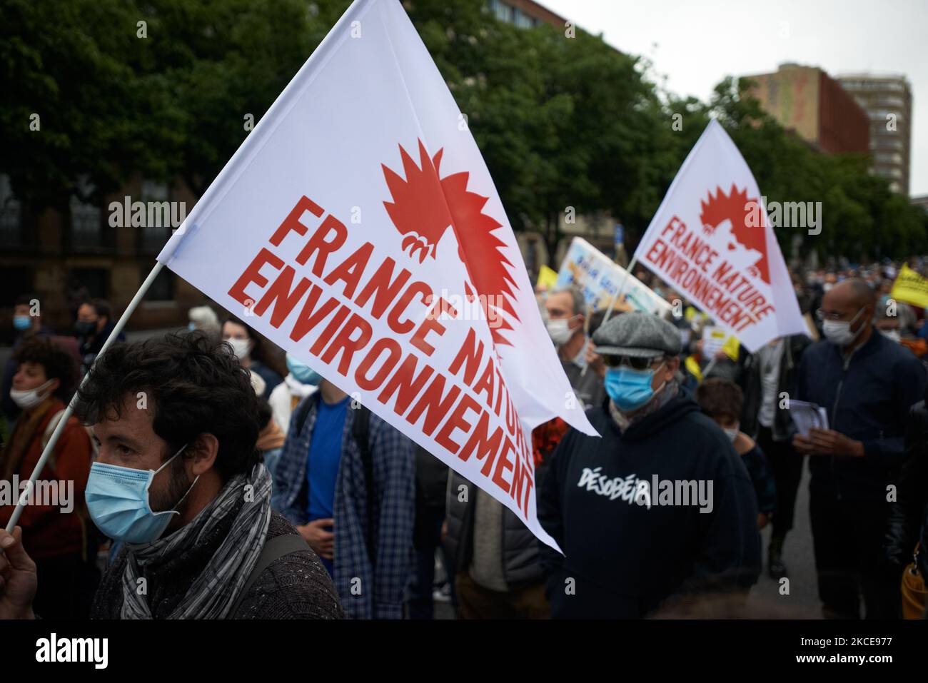 Membri dell'ONG "France Nature Environment". Per la 2nd volta, cittadini, ONG, associazioni sono scesi in strada per protestare contro la legge pianificata "clima e resilienza" del governo di Macron. I manifestanti chiedono una "legge sul clima reale”. Il presidente francese Macron ha organizzato una Convenzione dei cittadini sul clima (CCC) con la promessa che le loro conclusioni sarebbero state trasmesse senza 'filtri' all'Assemblea nazionale francese. Tuttavia, Macron non tenne le sue parole e giocò a scherzare su alcune proposizioni e, infine, il disegno di legge fu assaltato all'Assemblea con numerosi 'filtri'. I 150 cittadini che Foto Stock