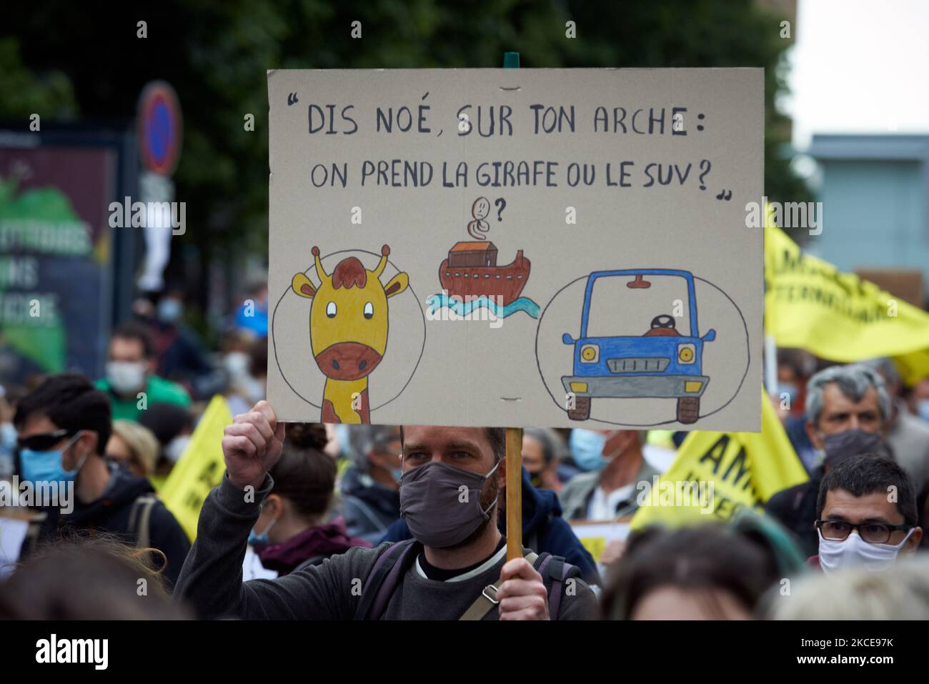 Un uomo tiene un cartello che legge 'Hey, Noah, sulla vostra arca, prendiamo la giraffa o il SUV?' Per la 2nd volta, cittadini, ONG, associazioni sono scesi in strada per protestare contro la legge pianificata "clima e resilienza" del governo di Macron. I manifestanti chiedono una "legge sul clima reale”. Il presidente francese Macron ha organizzato una Convenzione dei cittadini sul clima (CCC) con la promessa che le loro conclusioni sarebbero state trasmesse senza 'filtri' all'Assemblea nazionale francese. Tuttavia, Macron non tenne le sue parole e giocò a scherzare su alcune proposizioni e, infine, il disegno di legge fu assetato all'Assemblea con Foto Stock