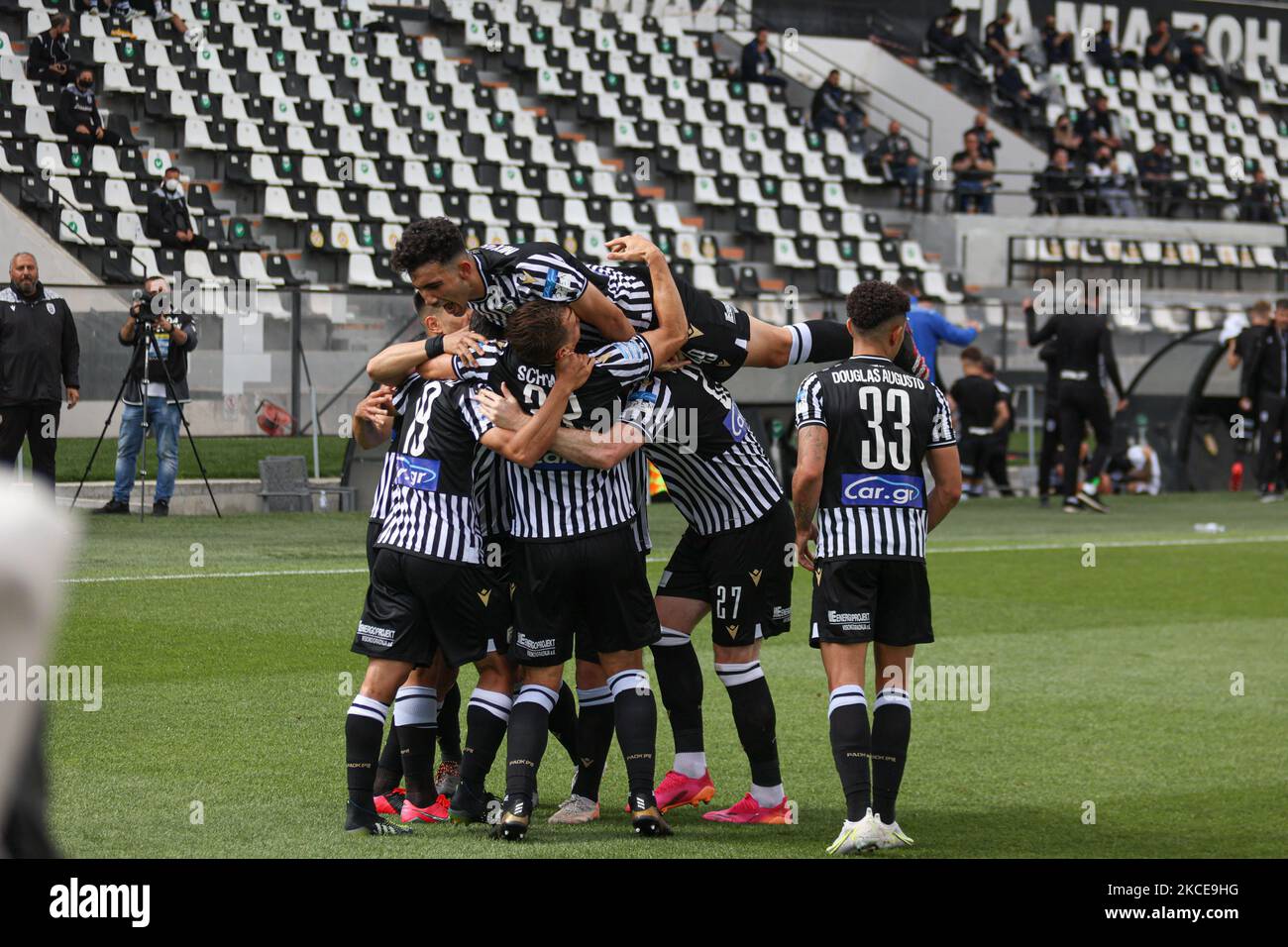 Partita di calcio tra PAOK e Aris per il Play-off della Super League Grecia, allo stadio Toumba di Salonicco, Grecia, il 10 maggio 2021. Derby di Thessaloniki 'el classico' tra le due squadre locali rivali di calcio. Gli stadi sportivi in tutta la Grecia sono vuoti a causa delle rigorose restrizioni per il Covid-19 Coronavirus Pandemic, che proibisce ai fan all'interno dei locali con conseguenti giochi a porte chiuse. (Foto di Nicolas Economou/NurPhoto) Foto Stock