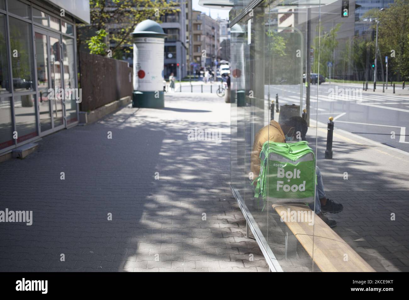 Il fornitore Bolt Food attende la fermata dell'autobus a Varsavia il 9 maggio 2021. (Foto di Maciej Luczniewski/NurPhoto) Foto Stock