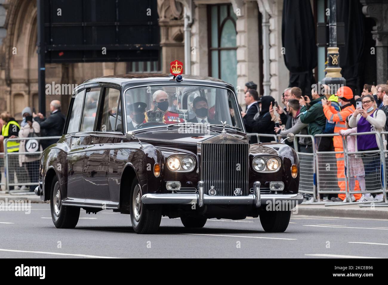 LONDRA, REGNO UNITO - 11 MAGGIO 2021: La Corona di Stato Imperiale è guidata in un'automobile alla Camera dei Lord per il discorso della Regina e l'apertura di Stato del Parlamento, il 11 maggio 2021 a Londra, Inghilterra. Nel discorso, la Regina delineerà il programma legislativo del governo per la nuova sessione del Parlamento con la cerimonia ridotta quest’anno a causa delle restrizioni imposte da Covid. (Foto di Wiktor Szymanowicz/NurPhoto) Foto Stock