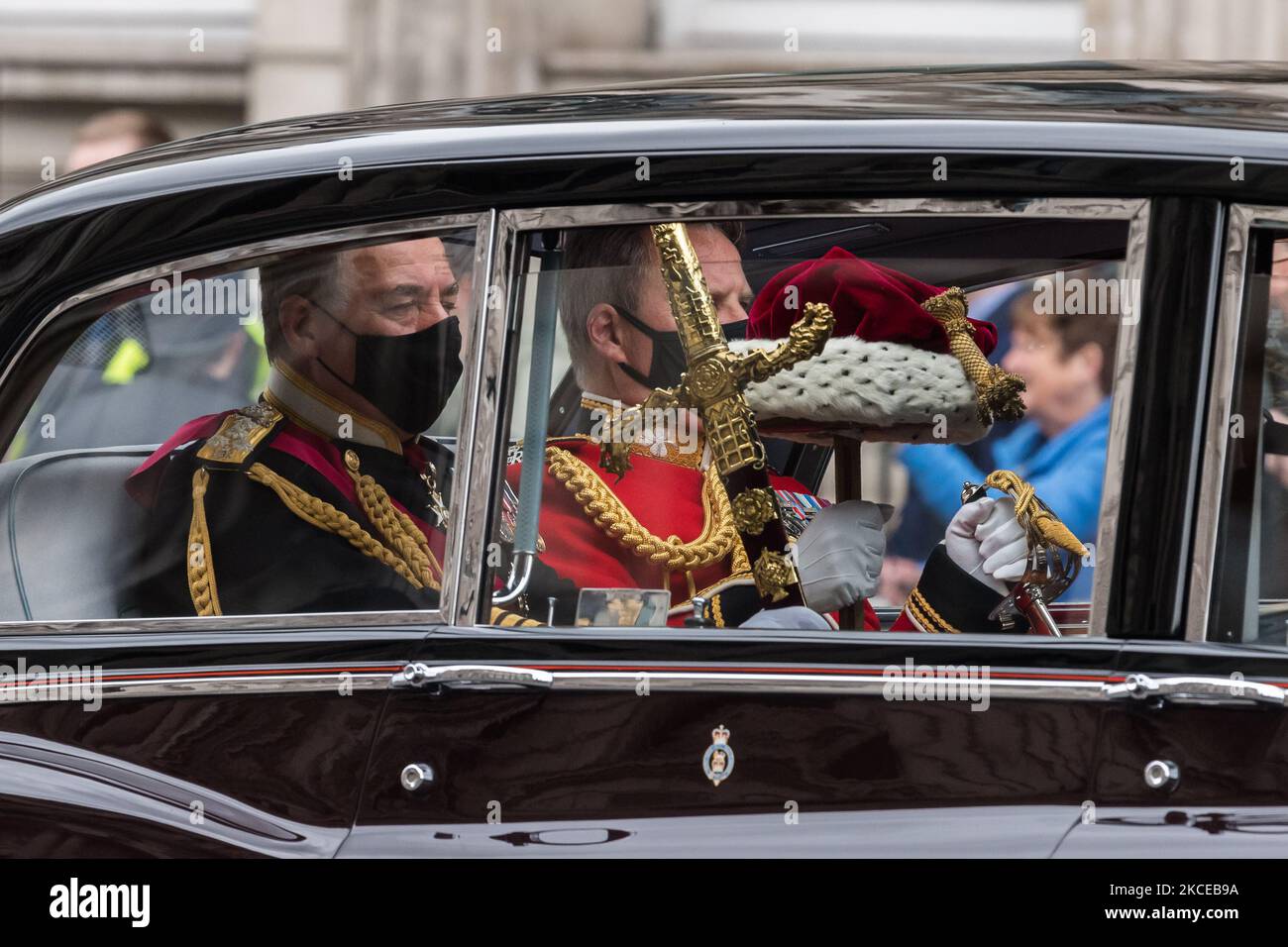 LONDRA, REGNO UNITO - 11 MAGGIO 2021: Il Cap of Maintenance e la Spada di Stato sono guidati in un'auto alla Camera dei Lord per il discorso della Regina e l'apertura dello Stato del Parlamento, il 11 maggio 2021 a Londra, Inghilterra. Nel discorso, la Regina delineerà il programma legislativo del governo per la nuova sessione del Parlamento con la cerimonia ridotta quest’anno a causa delle restrizioni imposte da Covid. (Foto di Wiktor Szymanowicz/NurPhoto) Foto Stock