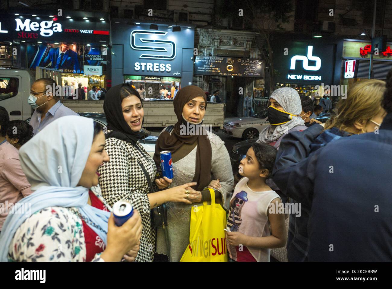 Una scena notturna quotidiana nella zona del mercato del centro del Cairo. A causa del digiuno quotidiano, la gente sceglie andare per fare shopping nelle ore notturne dopo l'Iftar , che è il primo pasto del giorno in Ramadan, il 22,2021 aprile , il Cairo , Egitto (Foto di Vassilis A. Poularikas/NurPhoto) Foto Stock