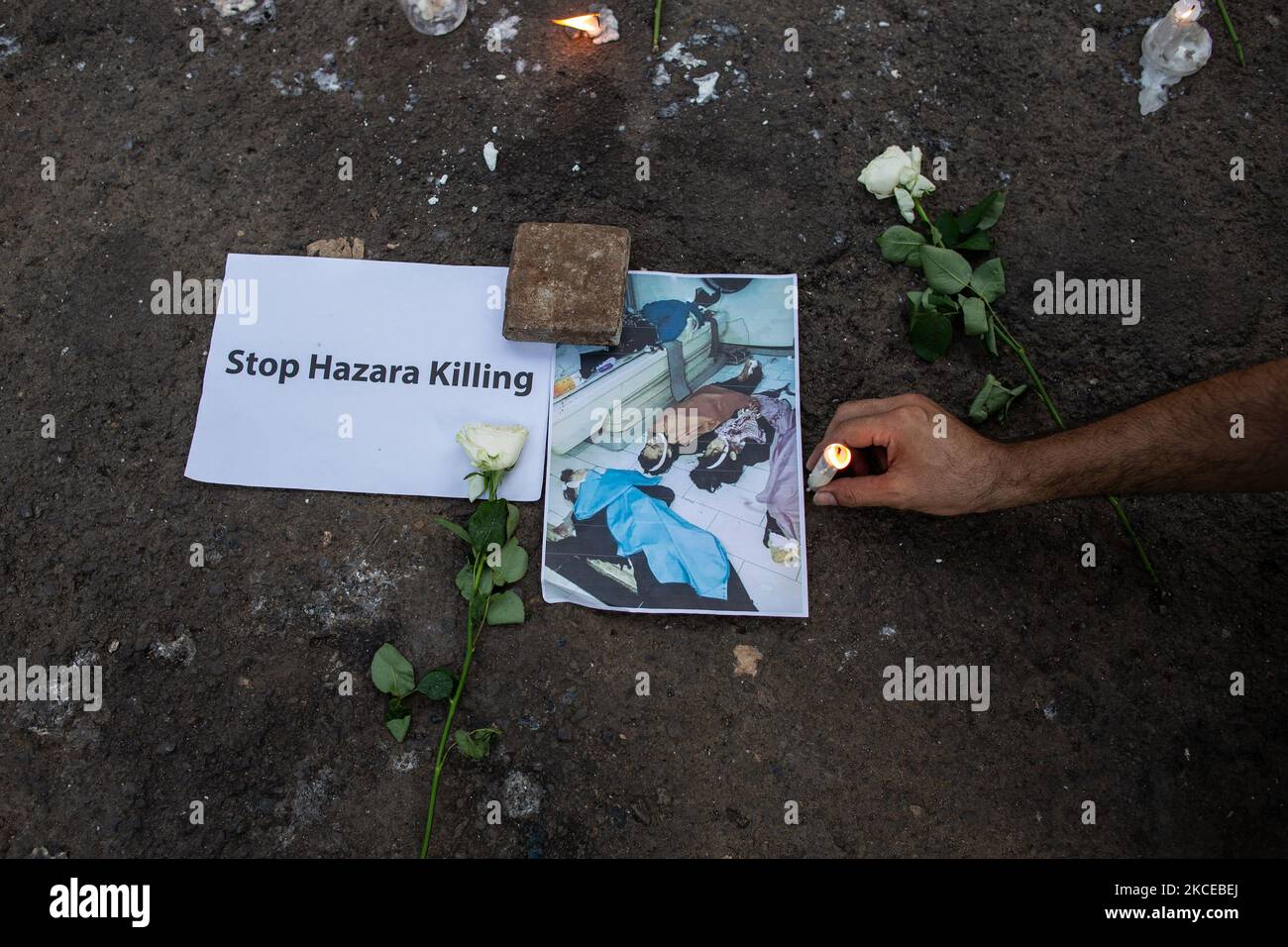 Rifugiati membri della comunità Shiite Hazara si accende candela per mostrare solidarietà con le vittime di Kabul scuola bombardamenti, al di fuori dell'UNHCR a Giacarta, Indonesia il 11 maggio 2021. Il 8 maggio 2021, un bombardamento su auto, seguito da altri due improvvisi blasti esplosivi (IED), si è verificato di fronte alla scuola di Sayed al-Shuhada a Dashte Barchi, un'area prevalentemente Shia Hazara a Kabul occidentale, in Afghanistan, lasciando almeno 85 morti e 147 feriti. La maggior parte delle vittime erano ragazze di età compresa tra i 11 e i 15 anni. (Foto di Afriadi Hikmal/NurPhoto) Foto Stock