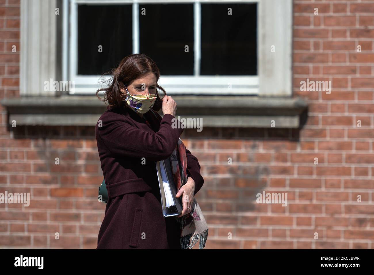 Hildegarde Naughton, ministro della Giustizia civile e penale, visto al Castello di Dublino, dopo aver affrontato i media sulla proposta di un nuovo Merchandising nazionale per aiutare a identificare e sostenere le vittime della tratta di esseri umani. Martedì 11 maggio 2021, a Dublino, Irlanda. Ministro di Stato per la giustizia civile e penale, Hildegarde Naughton TD, dopo aver rivolto ai media la proposta di un nuovo Merchandising nazionale per aiutare a identificare e sostenere le vittime della tratta di esseri umani, fuori dal castello di Dublino. (Foto di Artur Widak/NurPhoto) Foto Stock