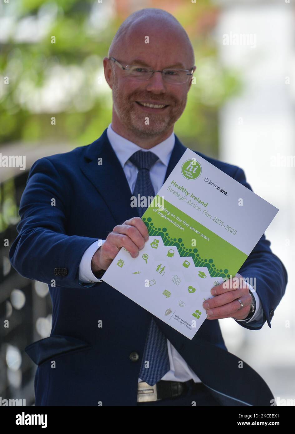 Stephen Donnelly, ministro irlandese della Sanità, si presenta per una foto con una copia del piano d'azione strategica irlandese a Dublino. Martedì 11 maggio 2021, a Dublino, Irlanda. (Foto di Artur Widak/NurPhoto) Foto Stock