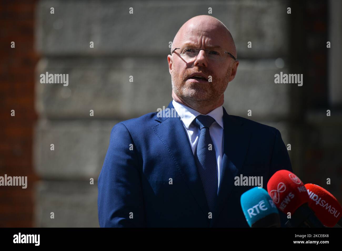 Stephen Donnelly, ministro irlandese della Sanità, parla ai media del piano d'azione strategico per la sana Irlanda dopo la riunione del gabinetto al castello di Dublino. Martedì 11 maggio 2021, a Dublino, Irlanda. (Foto di Artur Widak/NurPhoto) Foto Stock