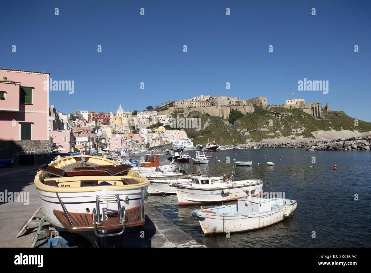 Vista su Marina di Corricella, piccolo porto situato nell'isola di Procida. Procida, una piccola isola vicino a Napoli, è la prima isola libera di Covid in Italia, poiché tutta la popolazione ha ricevuto la vaccinazione. Inoltre, l'isola era stata nominata capitale della cultura italiana 2022, Procida, 10th maggio 2021. (Foto di Francesco Boscarol/NurPhoto) Foto Stock