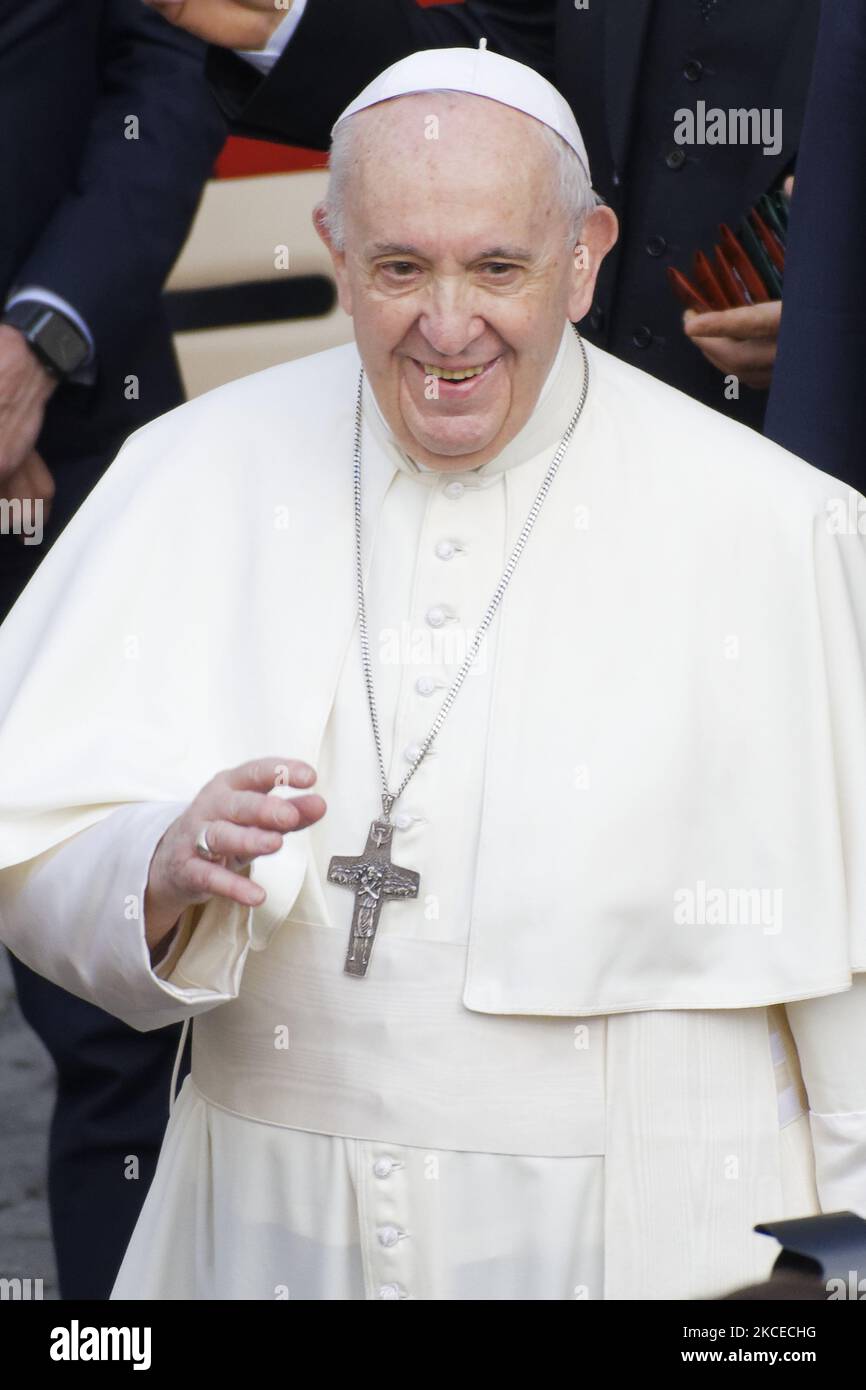 Papa Francesco frequenta il cortile di San Damaso in Vaticano per la sua udienza generale settimanale, mercoledì 12 maggio 2021. (Foto di massimo Valicchia/NurPhoto) Foto Stock