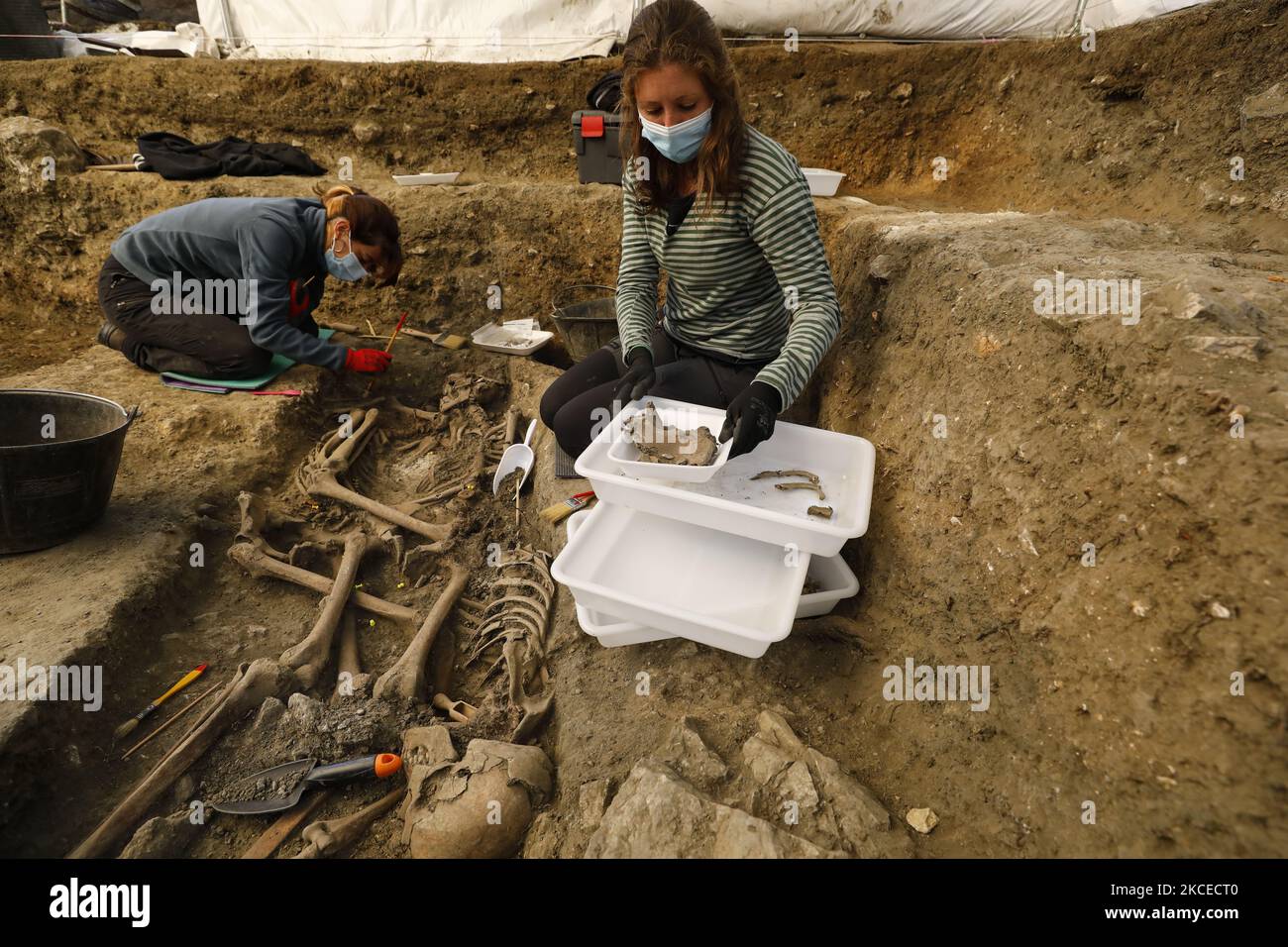 Gli archeologi forensi lavorano per pulire ed esumare tre corpi trovati in  una tomba comune il 12 maggio 2021 a Viznar (Granada), Spagna. Un team  interdisciplinare guidato dall'Università di Granada (UGR) lavora