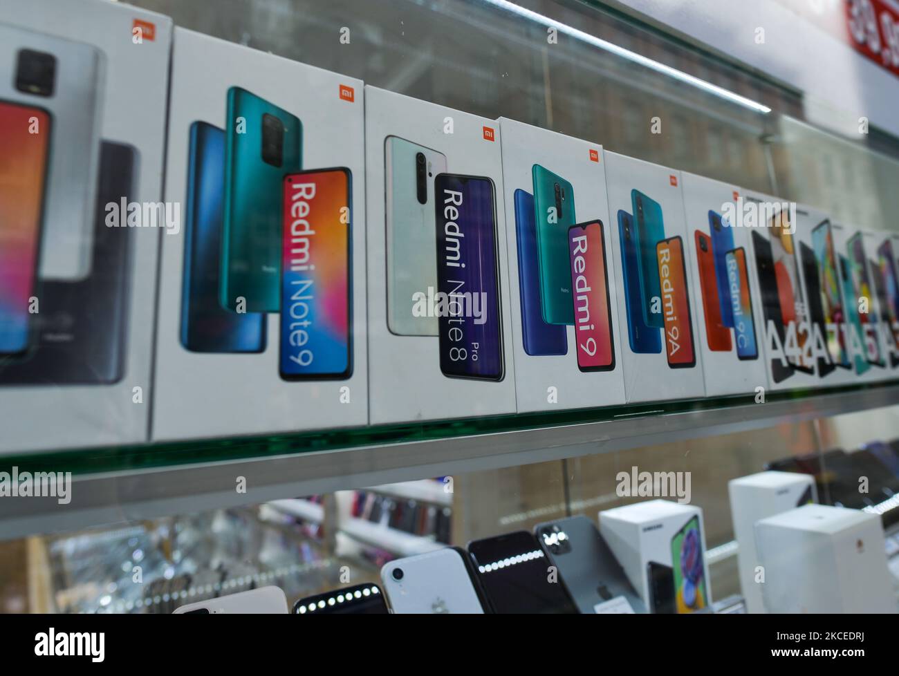 Acquista la vetrina con i prodotti Xiaomi, inclusi i più recenti telefoni Redmi Note. Irlanda, mercoledì 12 maggio 2021, a Dublino, Irlanda. (Foto di Artur Widak/NurPhoto) Foto Stock
