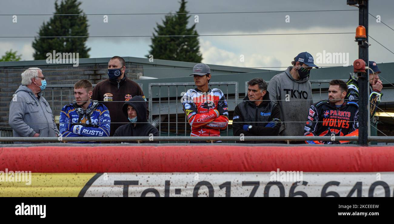 Alcune delle stelle in ascesa osservano la pratica Discovery Networks Eurosport Speedway Season Launch al National Speedway Stadium, Manchester, mercoledì 12th maggio 2021 (Photo by Ian Charles/MI News/NurPhoto) Foto Stock