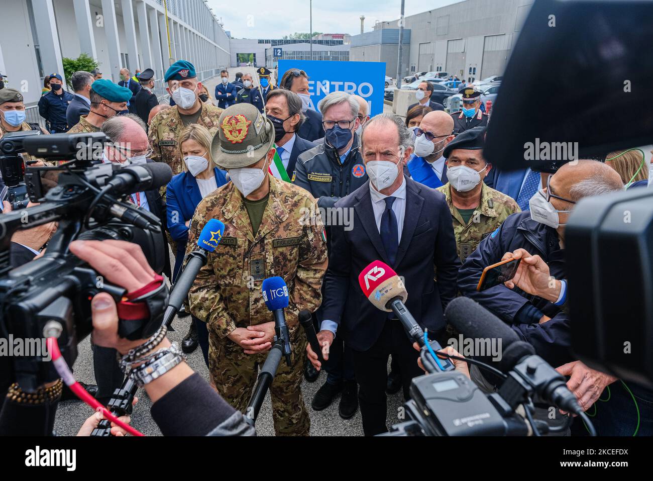 Il Generale dell'Esercito Italiano Francesco Paolo Figliuolo e il Governatore del Veneto Luca Zaia in un momento della loro visita al Padiglione 8 della Fiera di Padova. Il generale dell'Esercito Italiano Francesco Paolo Figliuolo si è recato oggi, accompagnato dal Governatore del Veneto Luca Zaia, al Padiglione 8 del complesso Padova Fiere per vedere l'avanzamento della campagna di vaccinazione contro il covid19. Dopo una breve visita e alcune battute con i giornalisti, il generale partì per l'Ospedale militare di Padova. Padova, Italia, 13 maggio 2021. (Foto di Roberto Silvino/NurPhoto) Foto Stock