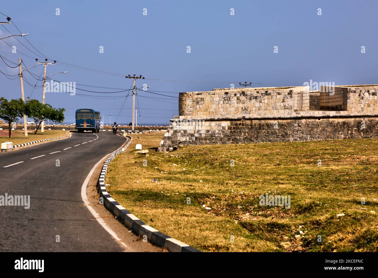 Forte di Jaffna a Jaffna, Sri Lanka. Il Forte di Jaffna fu costruito dai portoghesi a Jaffna, Sri Lanka, nel 1618 sotto Phillippe de Oliveira, in seguito all'invasione portoghese di Jaffna. Il forte si trova vicino al villaggio costiero di Gurunagar. A causa dei numerosi miracoli attribuiti alla statua della Vergine Maria nella vicina chiesa, il forte è stato chiamato come Fortezza di nostra Signora dei Miracoli di Jafanapatao (Fortaleza de Nossa Senhora dos Milagres de Jafanapatao). Fu catturato dagli olandesi sotto Rijcklof van Goens nel 1658 che lo ampliarono. Nel 1795, fu presa in consegna dagli inglesi, e rimase sotto il controllo Foto Stock