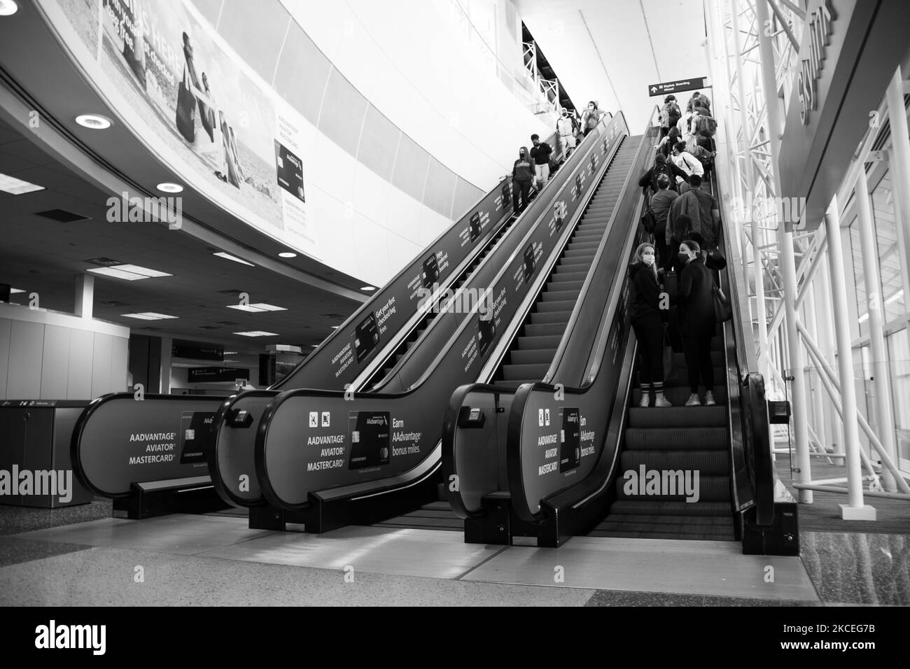 I passeggeri gareggeranno per i loro voli successivi all'aeroporto internazionale di Dallas-Fort Worth il 12 aprile 2021. Con l’aumento del numero di vaccinazioni americane COVID-19, è tornato un aumento dei viaggi aerei. Mentre la pandemia ha causato massicce riduzioni dei passeggeri per le compagnie aeree di tutto il mondo, le perturbazioni in tutto il settore hanno visto enormi recessioni economiche da cui da allora hanno cercato di riprendersi. (Foto di Adam J. Dewey/NurPhoto) Foto Stock