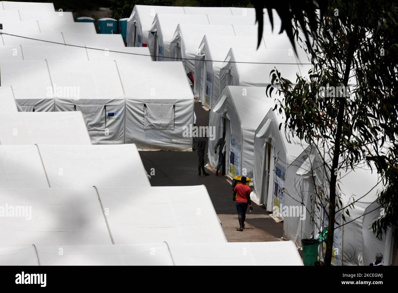 Una visione generale del campo migrante Las Raices a Santa Cruz de Tenerife il 13rd maggio 2021, Spagna. Lo scorso anno, dalla costa occidentale del Nord Africa, sono arrivati alle Canarie ben 23.000 migranti, e molte altre migliaia sono arrivate nell'arcipelago nei primi mesi del 2021. (Foto di Juan Carlos Lucas/NurPhoto) Foto Stock