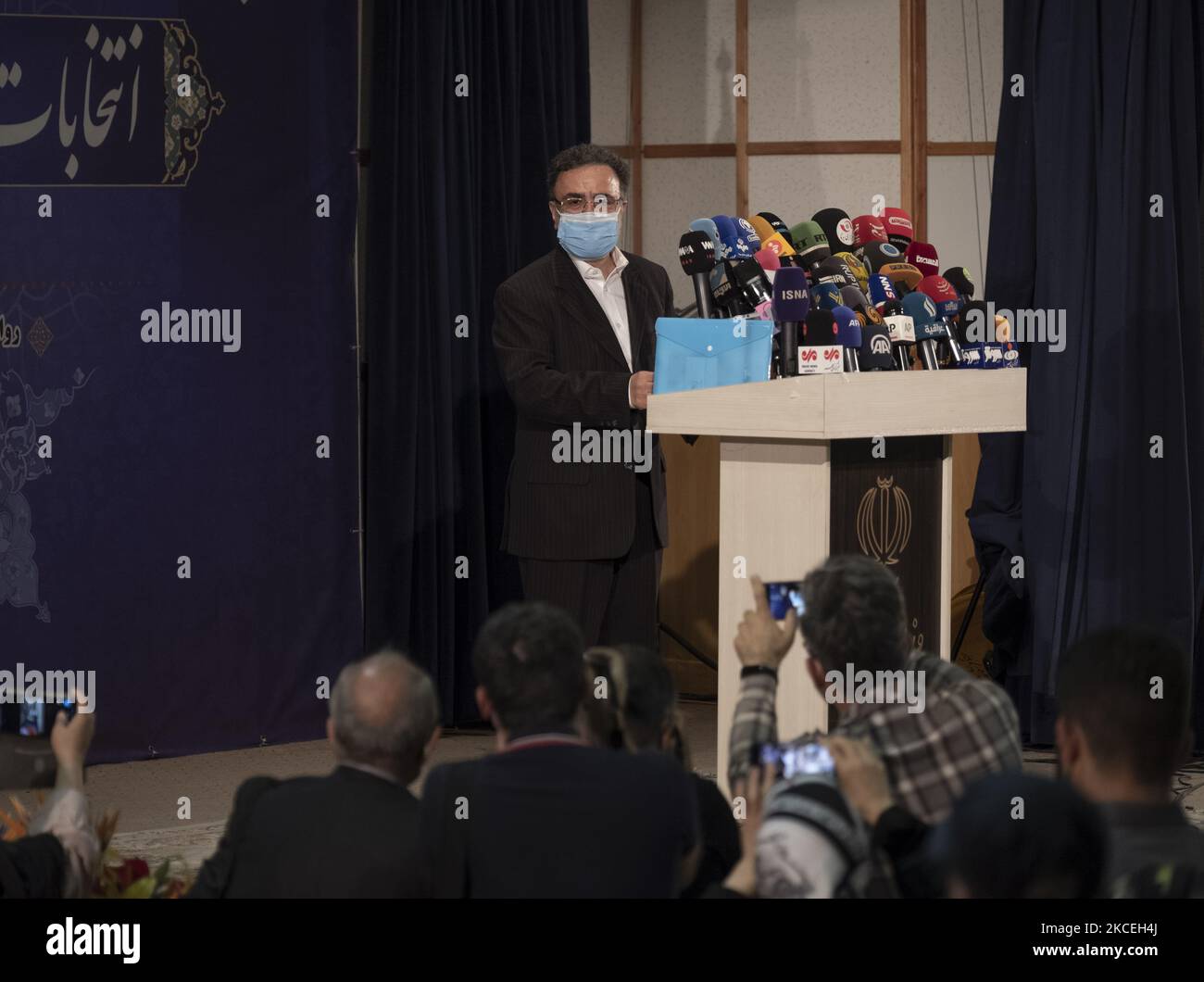 Mostafa Tajzadeh, politico riformista iraniano e membro senior del fronte di partecipazione islamico dell'Iran, incarcerato nella prigione di Evin dal 2009 al 2016, Guarda mentre frequenta un centro stampa nella sede del Ministero degli interni nel centro di Teheran per leggere la sua dichiarazione per i media dopo essersi registrato come candidato alle elezioni presidenziali del 2021 in Iran il 14 maggio 2021. (Foto di Morteza Nikoubazl/NurPhoto) Foto Stock