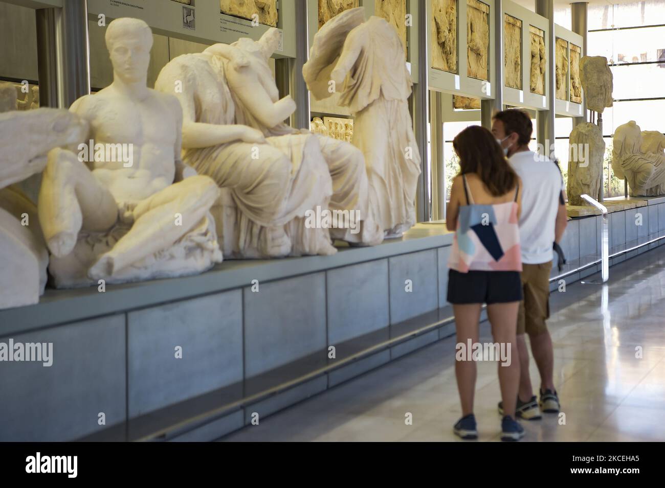 Le persone visitano il Museo dell'Acropoli, mentre i musei sono aperti in seguito all'allentamento delle misure contro la diffusione della malattia di coronavirus (COVID-19), un giorno prima dell'apertura ufficiale della stagione turistica, ad Atene, Grecia, 14 maggio 2021 (Foto di Dimitris Lampropoulos/NurPhoto) Foto Stock