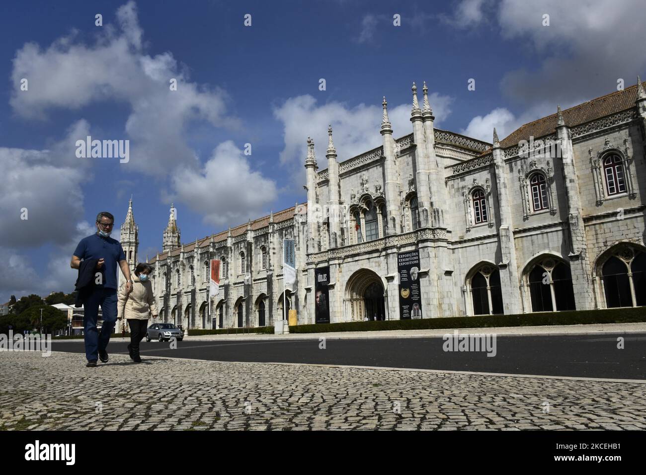 Due persone che indossano maschere protettive camminano vicino al monastero di Dos Jerónimos a Belém, Lisbona. 12 maggio 2021. Il Portogallo ha registrato un decesso e 436 nuovi casi di infezione con il nuovo coronavirus mercoledì, secondo gli ultimi dati del Dipartimento Generale della Salute (DGS). (Foto di Jorge Mantilla/NurPhoto) Foto Stock