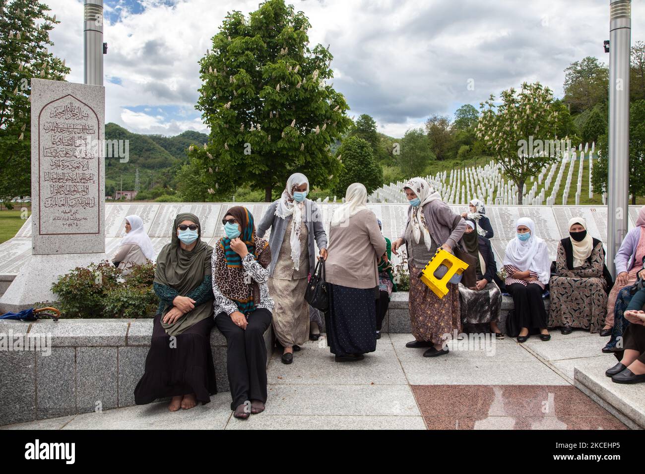 Shaleed, il giorno dei martiri della tradizione musulmana, viene celebrato il secondo giorno dopo il Ramadan a Potocari, Srebrenica, in Bosnia-Erzegovina, il 15 maggio 2021. Il Memoriale di Potocari è un luogo di incontro per migliaia di bosniaci di Srebrenica e di tutto il paese che vengono a pregare e rendere omaggio ai loro cari uccisi nel luglio 1995. (Foto di Jose Antonio Sanchez/NurPhoto) Foto Stock