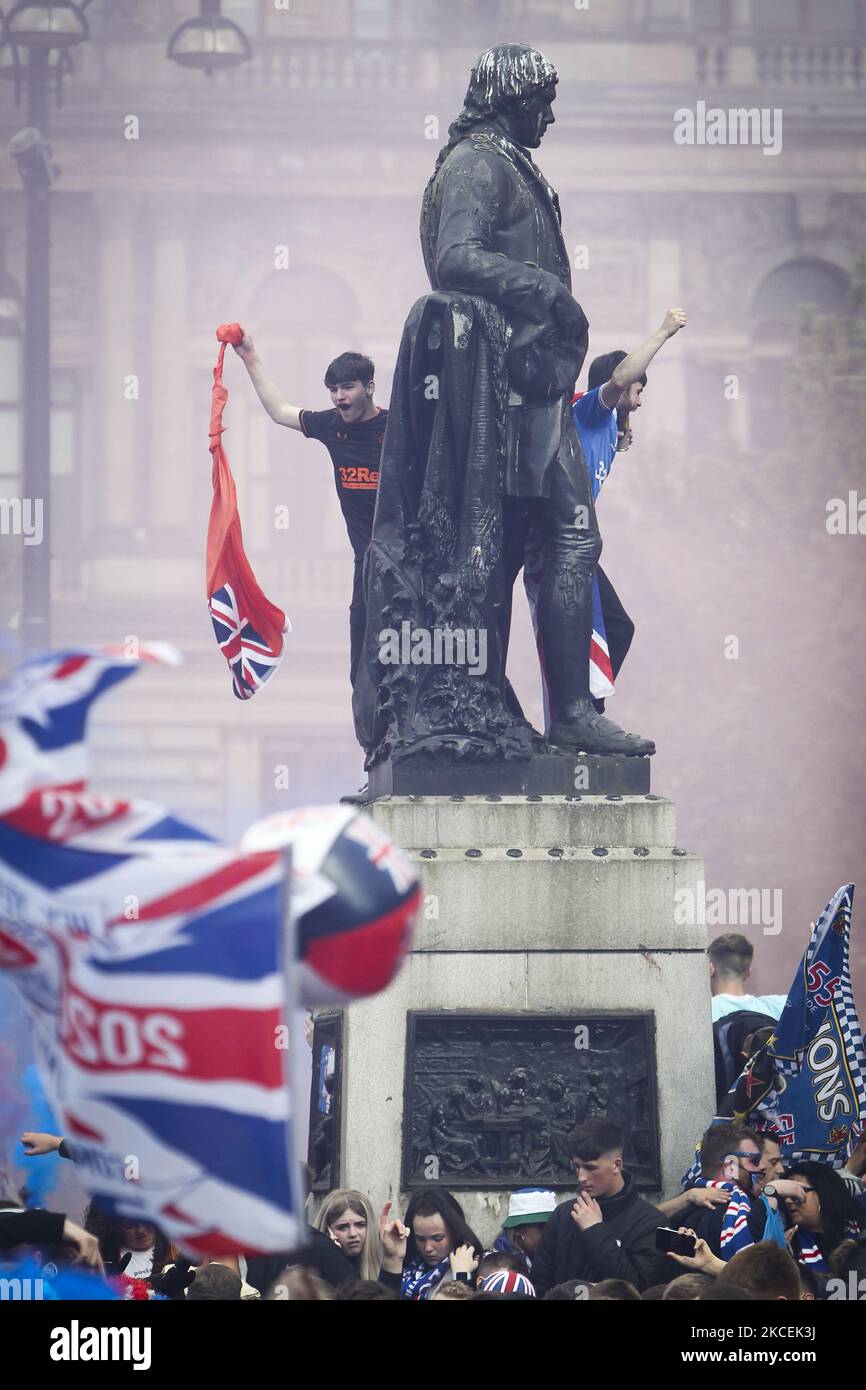 I fan dei Rangers festeggiano il loro club vincendo la Scottish Premiership per la prima volta in 10 anni a George Square il 15 maggio 2021 a Glasgow, Scozia. I fan sono stati avvertiti di dire via con restrizioni di blocco ancora in atto che limitano il numero di persone autorizzate a riunirsi, il primo ministro scozzese Nicola Sturgeon e la polizia Scozia hanno entrambi rilasciato dichiarazioni che esortano i tifosi a rimanere lontano dalle celebrazioni previste. (Foto di Ewan Bootman/NurPhoto) Foto Stock