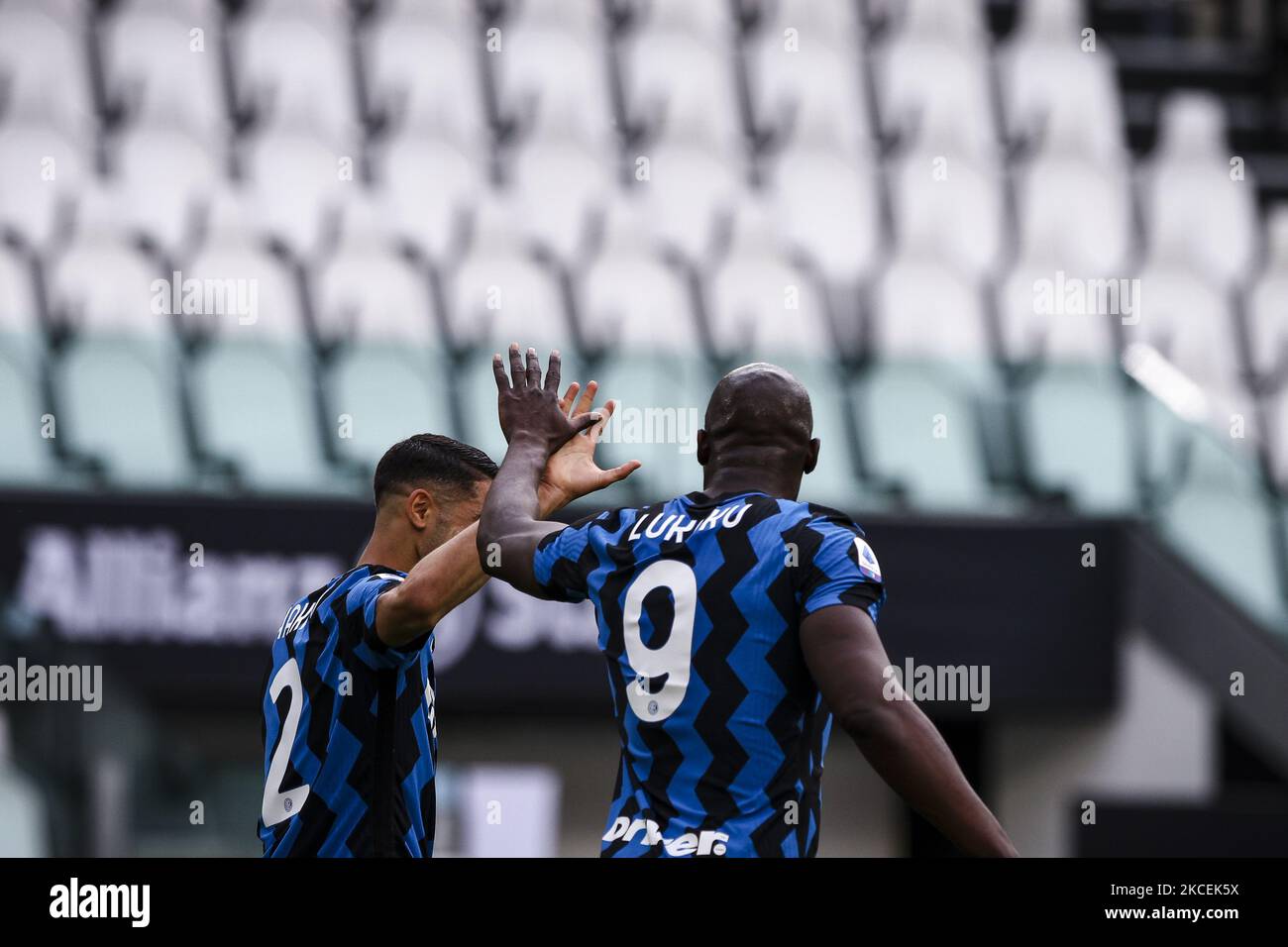 Inter forward Romelu Lukaku (9) festeggia con il centrocampista Inter Achraf Hakimi (2) dopo aver segnato il suo obiettivo di farne 1-1 durante la Serie Una partita di calcio n.37 JUVENTUS - INTER il 15 maggio 2021 allo Stadio Allianz di Torino, Piemonte, Italia. Risultato finale: Juventus-Inter 3-2. Gli stadi sportivi in tutta Italia restano soggetti a rigorose restrizioni a causa del Coronavirus Pandemic, in quanto le leggi governative di allontanamento sociale vietano ai fan di entrare nei locali, con conseguente gioco a porte chiuse. (Foto di Matteo Bottanelli/NurPhoto) Foto Stock