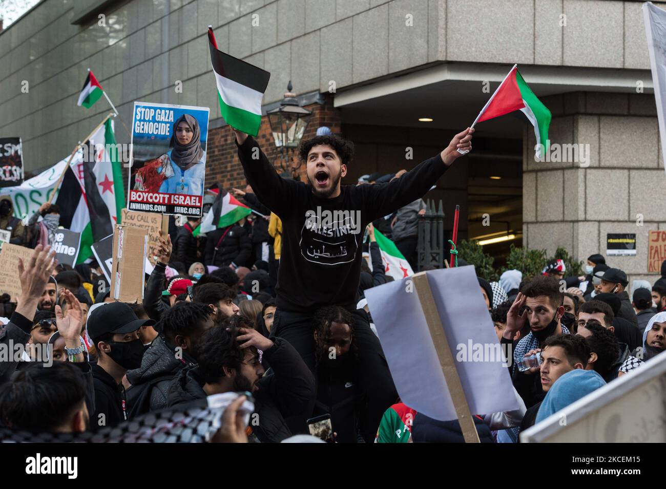 LONDRA, REGNO UNITO - 15 MAGGIO 2021: Migliaia di manifestanti si riuniscono fuori dall'ambasciata israeliana dopo aver marciato da Hyde Park nel centro di Londra per protestare contro gli attacchi aerei a Gaza e l'escalation del conflitto Palestina-Israele, il 15 maggio 2021 a Londra, Inghilterra. Il conflitto tra Israele e Palestina si è intensificato nelle ultime settimane, alimentato dalle sfratture previste delle famiglie palestinesi dalle loro case da parte di coloni ebrei nel quartiere Sheikh Jarrah di Gerusalemme est e dagli scontri con le forze di sicurezza intorno alla Città Vecchia durante il Ramadan, Portando allo scambio di colpi aerei da parte di Hamas e Th Foto Stock