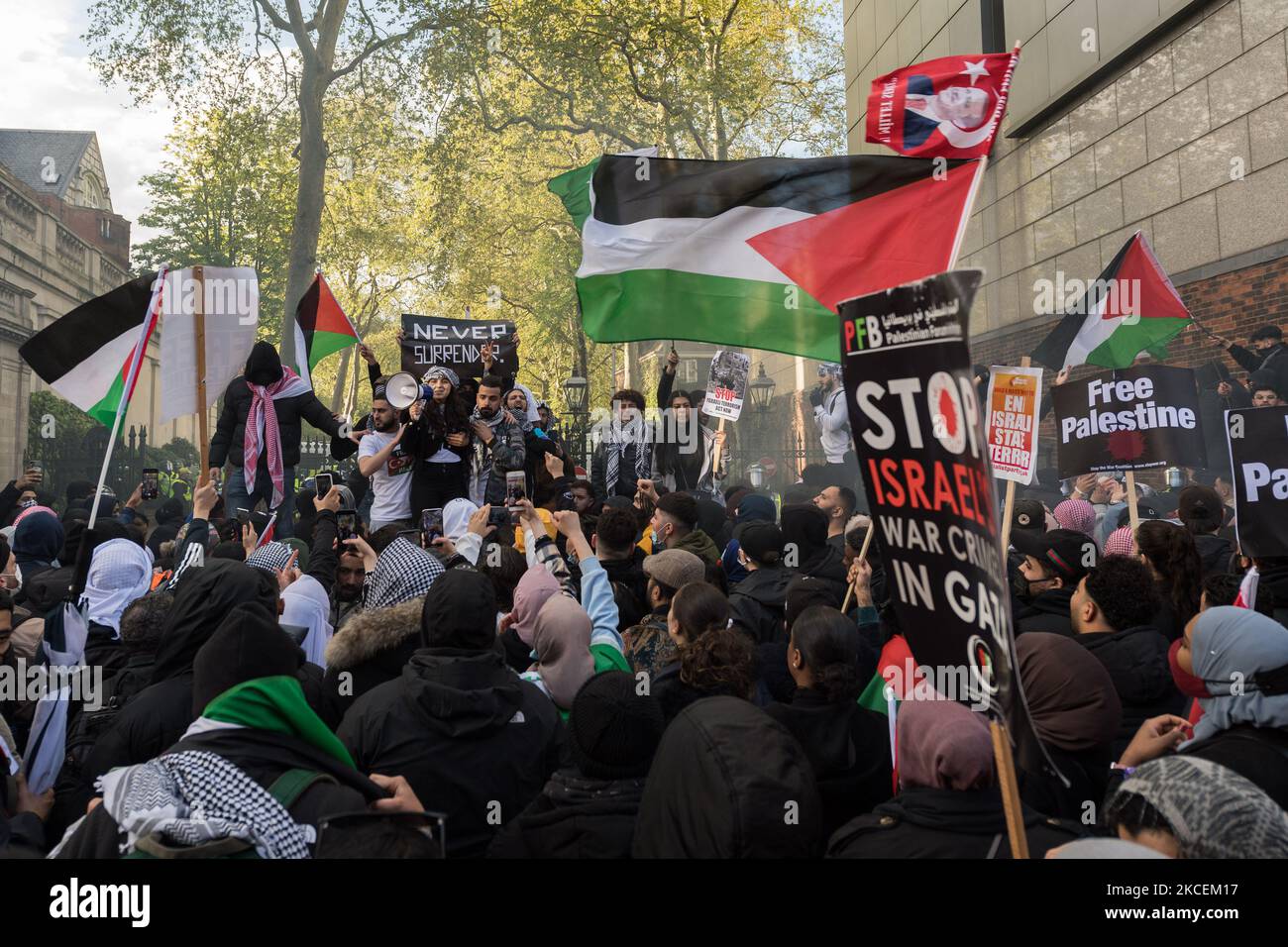 LONDRA, REGNO UNITO - 15 MAGGIO 2021: Migliaia di manifestanti si riuniscono fuori dall'ambasciata israeliana dopo aver marciato da Hyde Park nel centro di Londra per protestare contro gli attacchi aerei a Gaza e l'escalation del conflitto Palestina-Israele, il 15 maggio 2021 a Londra, Inghilterra. Il conflitto tra Israele e Palestina si è intensificato nelle ultime settimane, alimentato dalle sfratture previste delle famiglie palestinesi dalle loro case da parte di coloni ebrei nel quartiere Sheikh Jarrah di Gerusalemme est e dagli scontri con le forze di sicurezza intorno alla Città Vecchia durante il Ramadan, Portando allo scambio di colpi aerei da parte di Hamas e Th Foto Stock