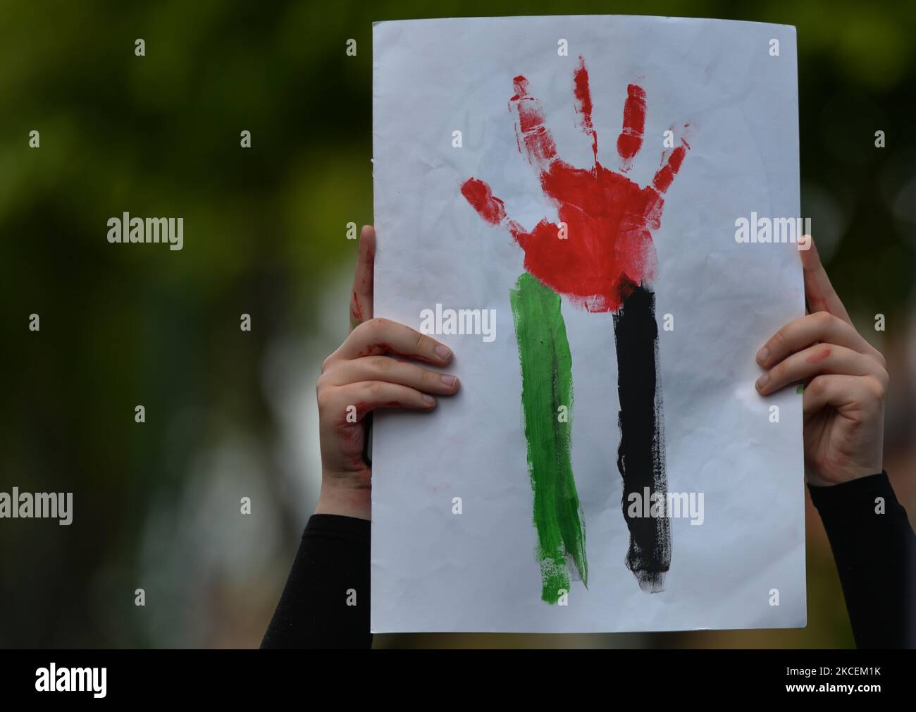 Un protesista pro-palestinese porta un cartello con i colori palestinesi sulla Northumberland Road a Dublino durante il 'Rally per la Palestina'. Sabato, 15 maggio 2021, a Dublino, Irlanda. (Foto di Artur Widak/NurPhoto) Foto Stock