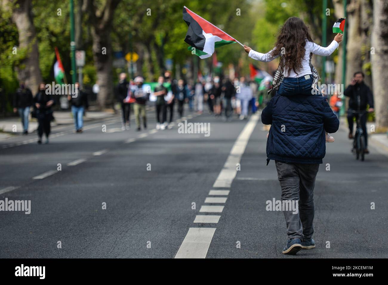 Manifestanti pro-palestinesi visti sulla Northumberland Road a Dublino durante il 'Rally per la Palestina'. Sabato, 15 maggio 2021, a Dublino, Irlanda. (Foto di Artur Widak/NurPhoto) Foto Stock