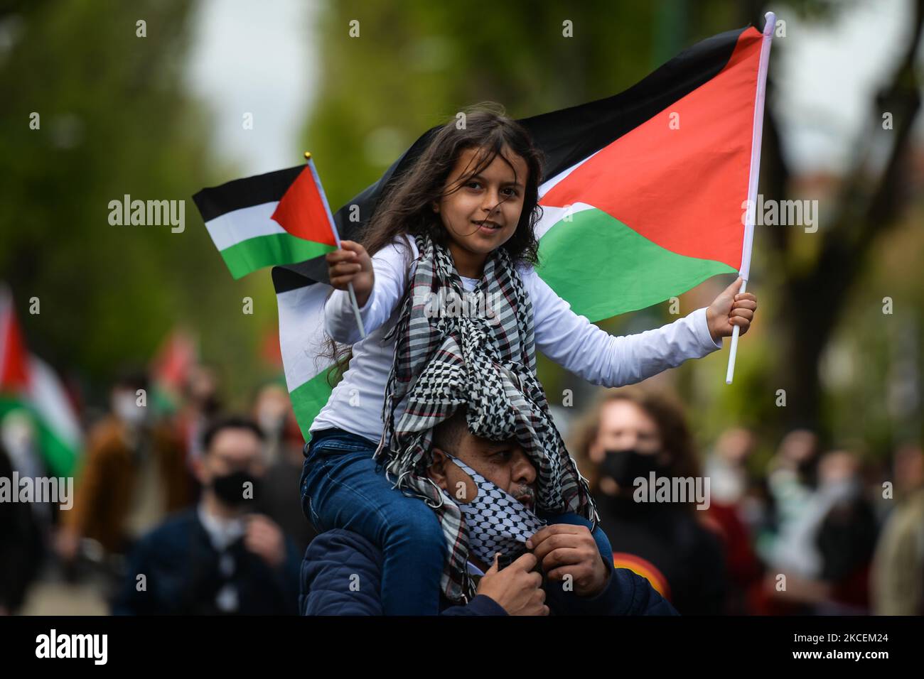 Un giovane protesista pro-palestinese visto con bandiere palestinesi su Northumberland Road a Dublino durante il 'Rally per la Palestina'. Sabato, 15 maggio 2021, a Dublino, Irlanda. (Foto di Artur Widak/NurPhoto) Foto Stock