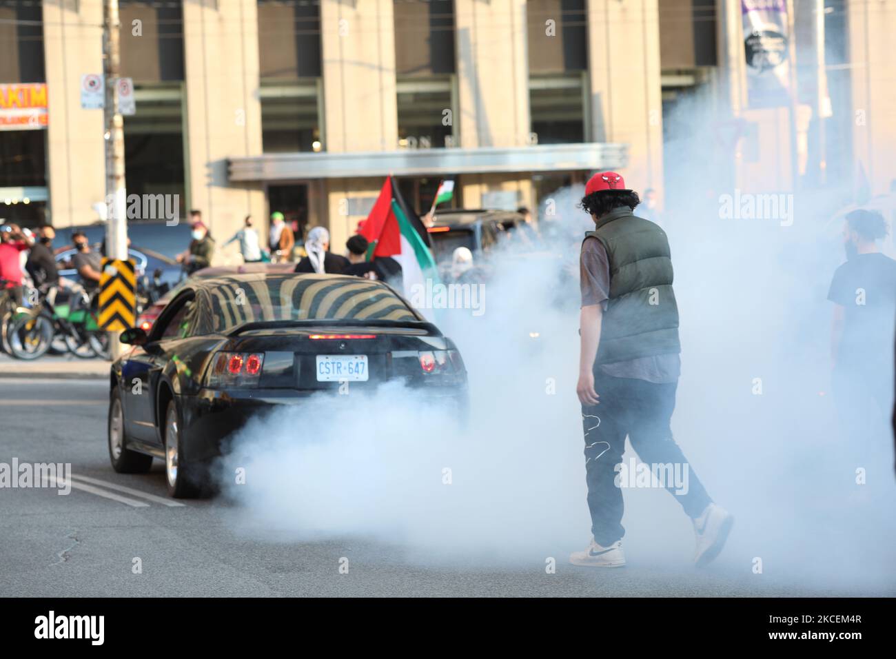 Migliaia di persone protestano nel centro di Toronto, Canada, il 15 maggio 2021 in solidarietà con i palestinesi. Le bandiere palestinesi e i segni della "Palestina libera” riempirono Piazza Nathan Phillips mentre migliaia di persone si riunivano a sostegno di Gaza colpite dal conflitto tra Israele e Hamas. (Foto di Sayed Najafizada/NurPhoto) Foto Stock