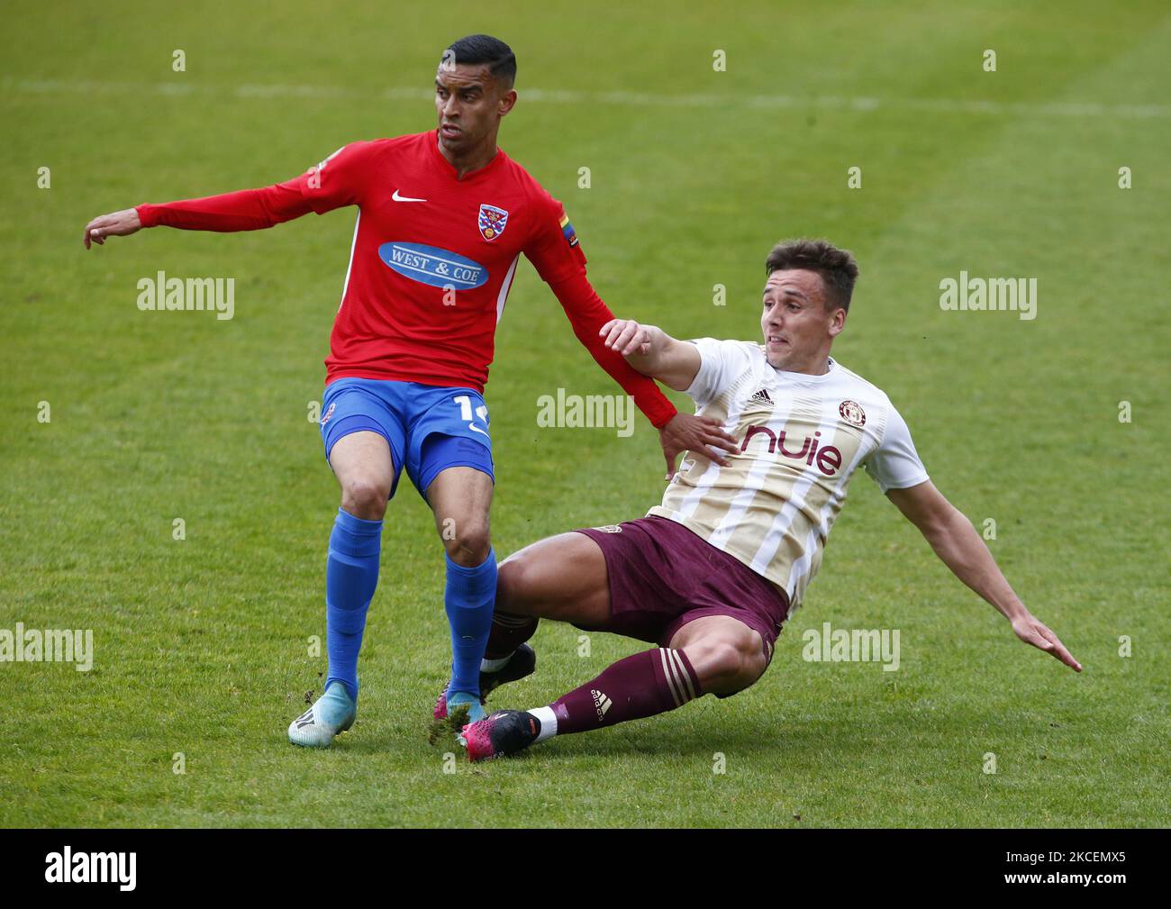 L-R Dagenham & Redbridge's George Saunders e Jeff King of FC Halifax Town durante la partita della Vanarama National League tra Dagenham e Redbridge e Halifax Town, al Chigwell Construction Stadium il 15 maggio 2021 a Dagenham, Inghilterra (Photo by Action Foto Sport/NurPhoto) Foto Stock