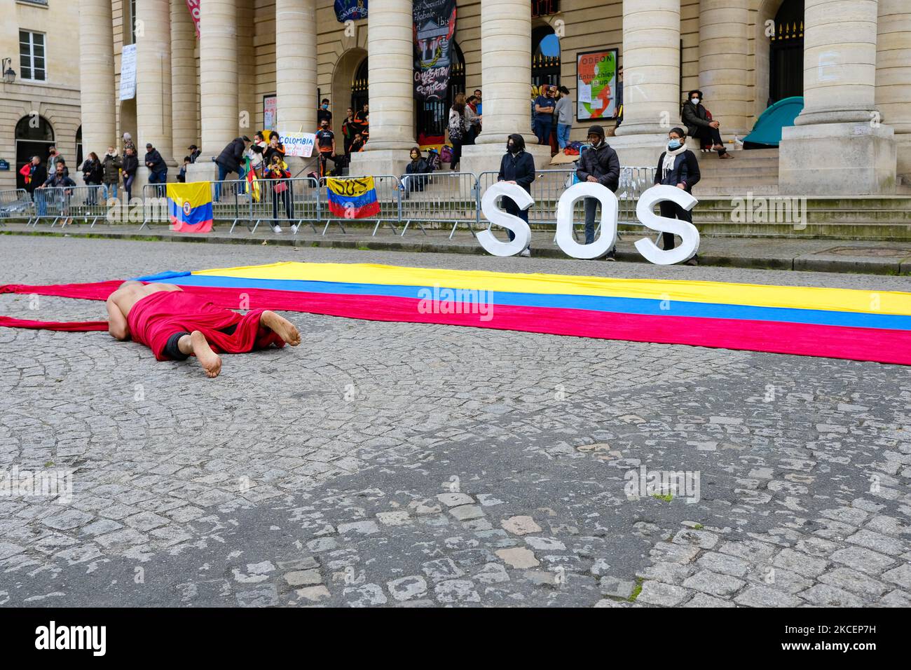 I colombiani che vivono a Parigi si sono nuovamente riuniti per denunciare la violenta repressione delle manifestazioni in Colombia, ma anche la violenza di Stato contro sindacalisti, difensori dei diritti umani e giornalisti. Il 16 maggio 2021 a Parigi, Francia. (Foto di Vincent Koebel/NurPhoto) Foto Stock