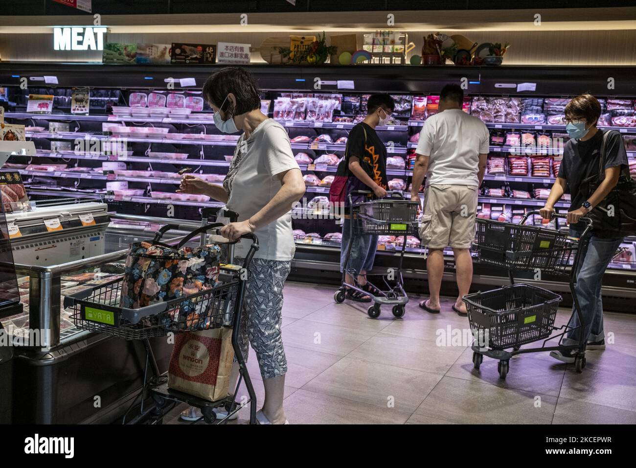 Le persone che indossano maschere facciali sfogliare le merci all'interno di un centro commerciale a Hong Kong, Giovedi, 13 maggio 2021. (Foto di Vernon Yuen/NurPhoto) Foto Stock