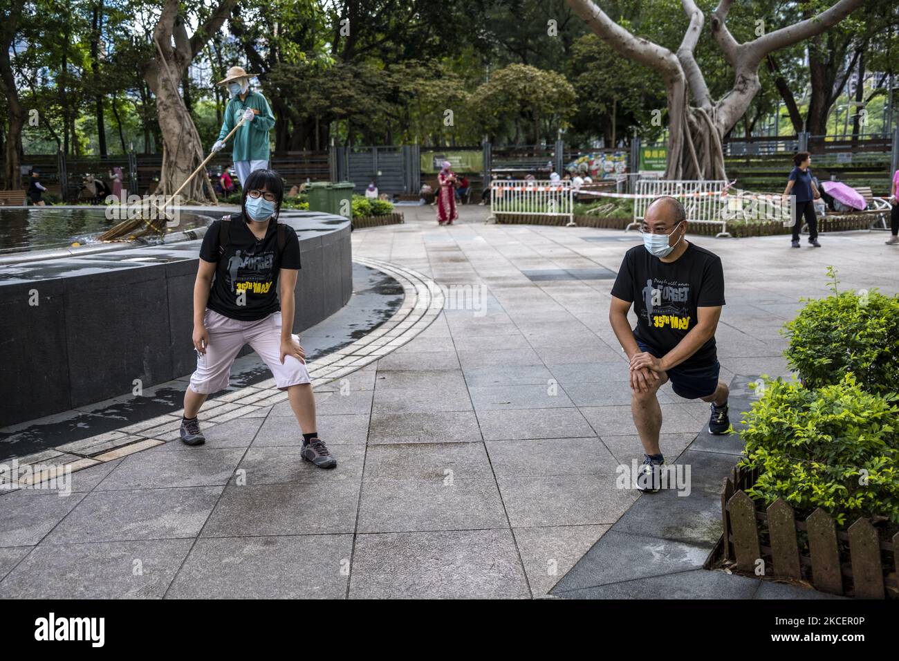 I membri dell'Alleanza di Hong Kong si preparano per una maratona a Hong Kong, domenica 16 maggio 2021. Hong Kong Alliance tiene la sua maratona annuale a partire da Victoria Park fino all'ufficio di collegamento, l'Hong Kong Alliance a sostegno dei movimenti patriottici democratici della Cina ha organizzato una veglia a lume di candela nel Victoria Park ogni 4 giugno, Una commemorazione del giro di vite del 1989 contro il movimento di protesta guidato dagli studenti a Pechino, ma il governo ha vietato per la prima volta la veglia lo scorso anno citando le restrizioni del Covid-19. (Foto di Vernon Yuen/NurPhoto) Foto Stock