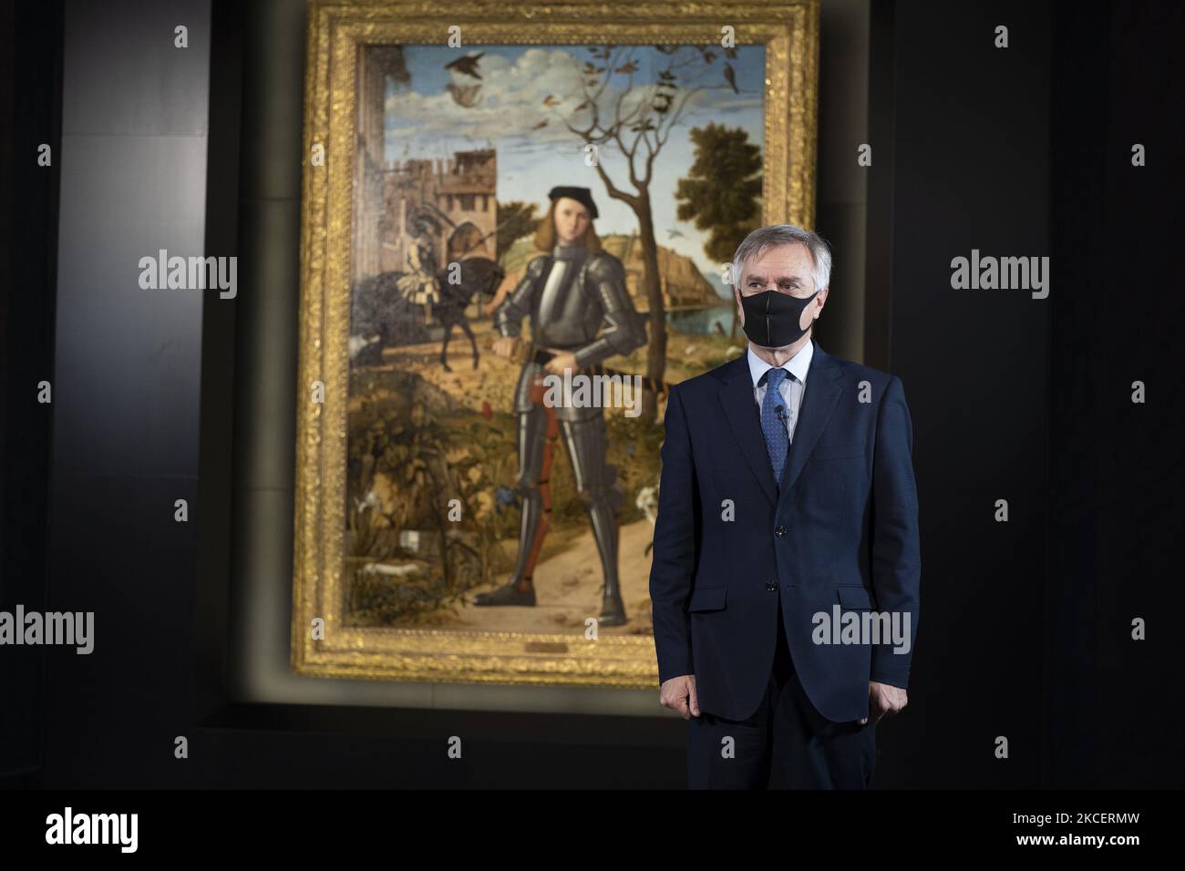 Il direttore artistico del museo, Guillermo Solana, posa durante la presentazione del risultato del restauro del "Cavaliere giovane in un paesaggio" (Joven caballero en un paisaje), una delle opere più emblematiche del pittore cuatrocentista italiano Vittore Carpaccio, questo lunedì al Museo Thyssen-Bornemisza di Madrid. 17 maggio 2021 Spagna (Foto di Oscar Gonzalez/NurPhoto) Foto Stock