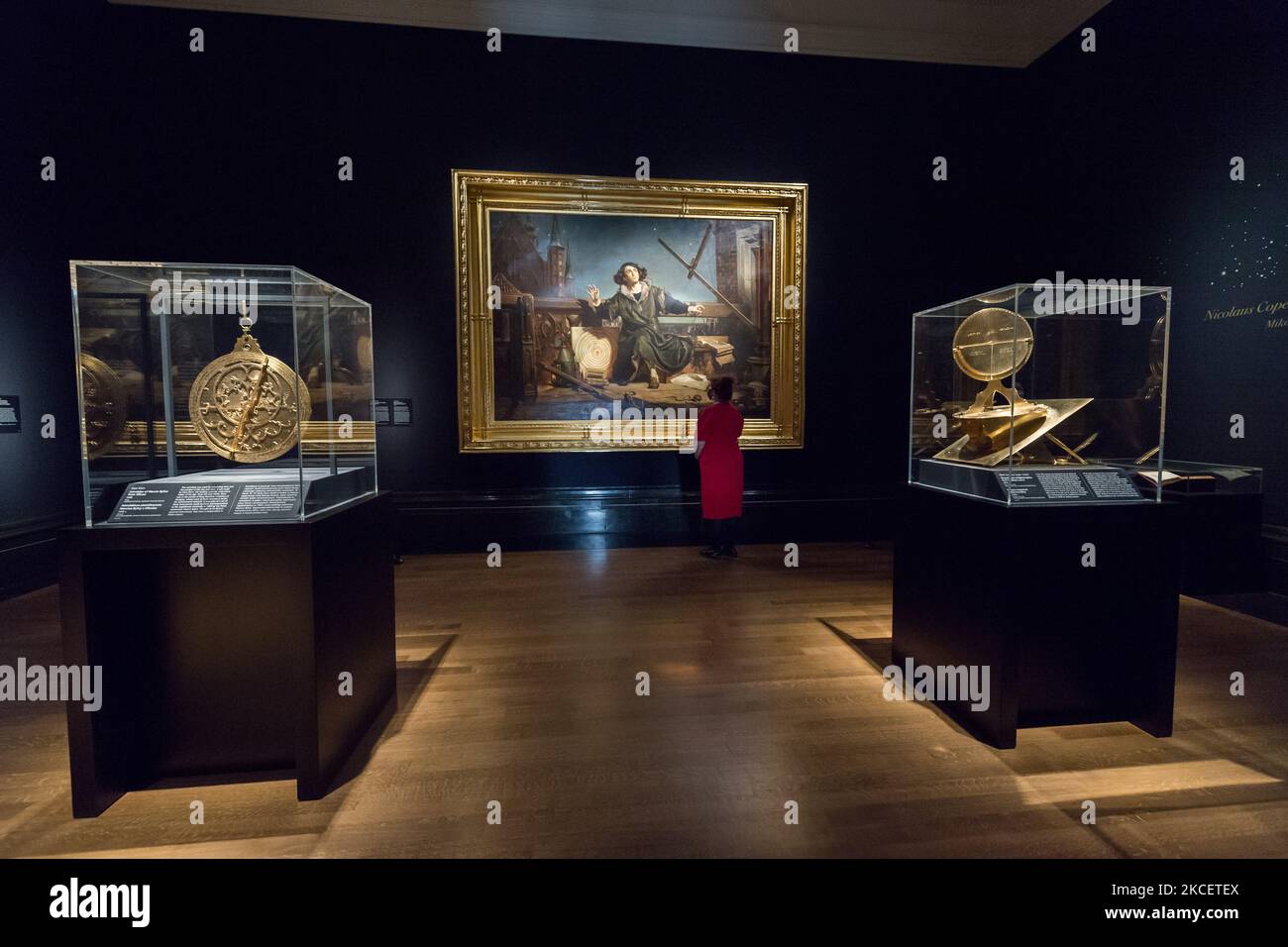 LONDRA, REGNO UNITO - 18 MAGGIO 2021: Il dipinto iconico di Jan Matejko (1838–1893) “l’astronomo Copernico. Conversazioni con Dio', 1873, è esposta alla Galleria Nazionale insieme agli strumenti astronomici di ottone Astrolabe di Hans Dorn (Buda, 1486) (a sinistra) e una replica del torquetum (Buda, 1487) (a destra) durante una rassegna stampa per la prossima mostra conversazioni con Dio: Copernico di Jan Matejko (21 maggio - 22 agosto 2021), il 18 maggio 2021 a Londra, Inghilterra. Il dipinto, in prestito dall'Università Jagellonica di Cracovia, è stato creato nel 1873 per celebrare il 400th° anniversario della nascita dei poli Foto Stock