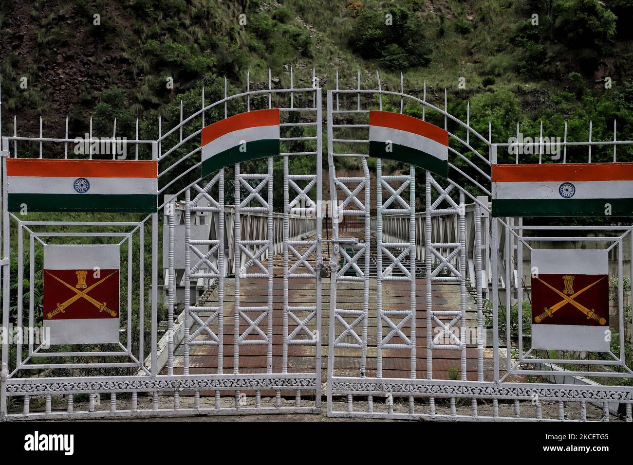 Bloccato il ponte di Aman Setu alla postazione di Kaman sulla LOC nel settore URI del distretto di Baramulla, Jammu e Kashmir, India il 18 maggio 2021. IndiaÂ le relazioni con il Pakistan si riferiscono alle relazioni bilaterali tra India e Pakistan. Le relazioni tra i due paesi sono state complesse e in gran parte ostili a causa di una serie di eventi storici e politici. Le relazioni tra i due stati sono state definite dalla violenta divisione dell'India britannica nel 1947, che ha dato inizio al conflitto del Kashmir, e dai numerosi conflitti militari combattuti tra le due nazioni. Di conseguenza, la loro relazione è stata afflitta da h Foto Stock