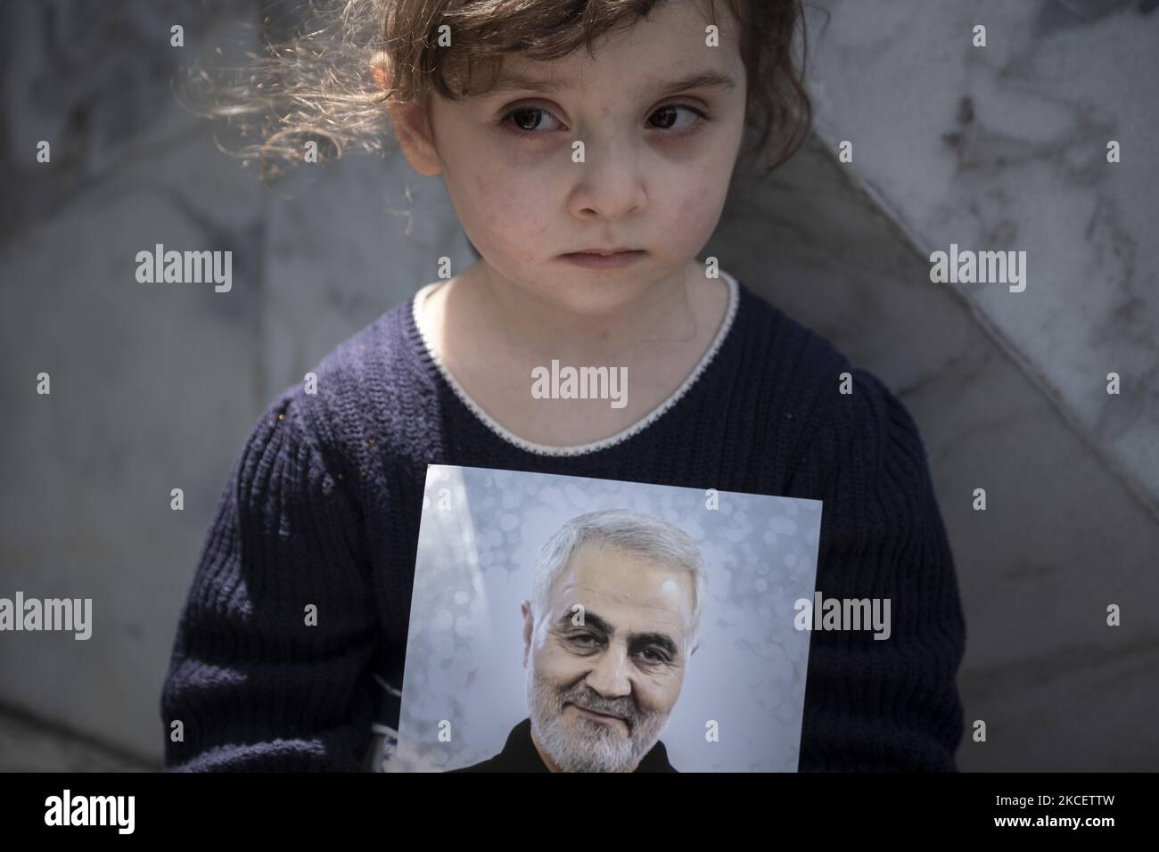 Una giovane ragazza iraniana tiene un ritratto dell'ex corpo della Guardia rivoluzionaria islamica (IRGC) Qasem Soleimani, generale della forza dei Quds, ucciso in un attacco di droni americani all'aeroporto di Baghdad, durante una riunione di protesta per condannare l'attacco missilistico israeliano a Gaza e l'uccisione di bambini, Nella piazza della Palestina nel centro di Teheran il 18 maggio 2021. (Foto di Morteza Nikoubazl/NurPhoto) Foto Stock