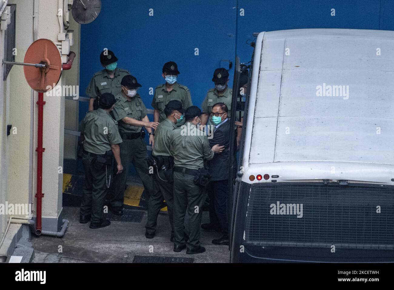 Attivisti pro-democrazia Yeung Sum scortato da funzionari del dipartimento di correzione formano un furgone per il Lai Chi Kwok Reception Center a Hong Kong, martedì 18 maggio 2021. Un giudice ha rifiutato di concedere la cauzione a Chan, ex presidenti del Partito democratico Albert ho e Yeung Sum, attivista Avery ng, ex legislatore Sin Chung-kai e Richard Tsoi dell'Alleanza di Hong Kong, Erano in un gruppo di 10 democratici che lunedì si sono resi colpevoli di organizzare una manifestazione il 1 ottobre 2019, quando migliaia di manifestanti sono scesi in piazza in disattesa di un divieto di polizia, la condanna è prevista per venerdì 28 maggio. (Foto di V Foto Stock