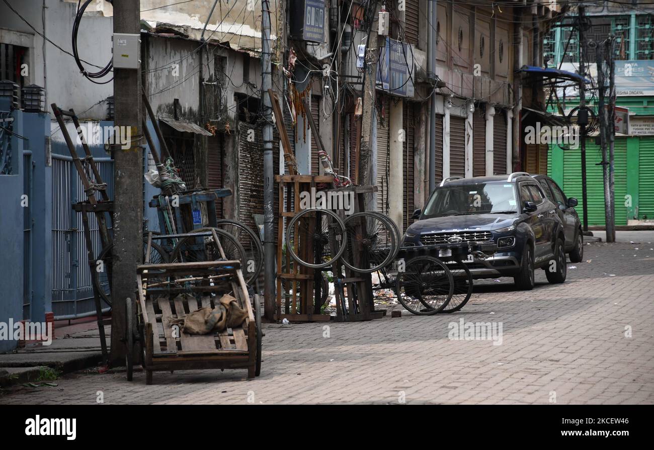 Le strade indossano gli sguardi deserti durante il coprifuoco indotto da COVID, mentre i casi di coronavirus si impennano a Guwahati, in India, il 17,2021 maggio. (Foto di Anuwar Hazarika/NurPhoto) Foto Stock