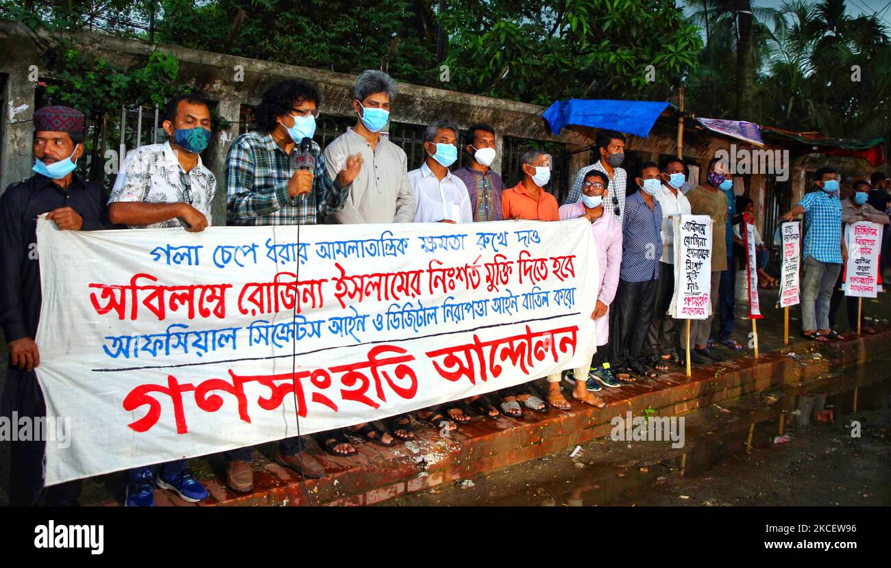 Giornalisti e colleghi della giornalista investigativa Rozina Islam protestano a Dhaka il 18 maggio 2021, un giorno dopo il suo arresto per accusa di furto di documenti e di acquisizione di immagini da parte del ministero della sanità. (Foto di Sony Ramany/NurPhoto) Foto Stock