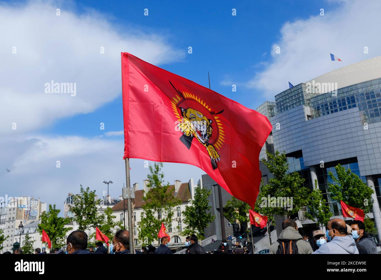 La bandiera di Eelam Tamoul viene vista durante un raduno in ricordo del genocidio tamil a Parigi, in Francia, il 18 maggio 2021. La diaspora tamil ricorda le violenze subite in Sri Lanka ogni 18 maggio. Gli attivisti tamil si sono riuniti in Place de la Bastille per chiedere il riconoscimento del genocidio tamil e per chiedere la verità sulle centinaia di migliaia di tamil scomparse negli ultimi anni. (Foto di Vincent Koebel/NurPhoto) Foto Stock