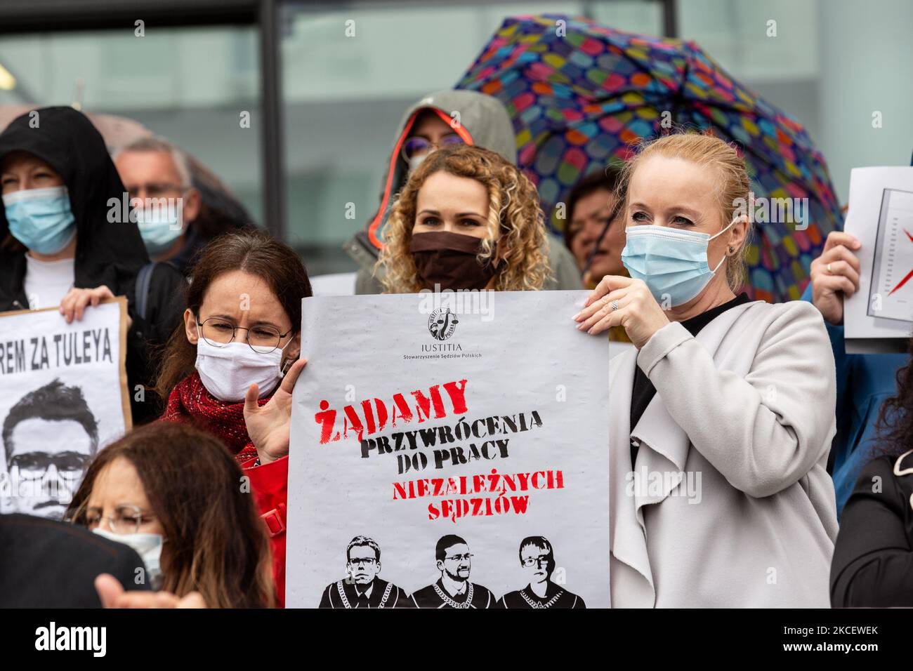 I membri del Comitato per la Difesa della democrazia protestano a sostegno dei quali chiamano giudici indipendenti davanti al Tribunale amministrativo di Cracovia, in Polonia, il 18 maggio 2021. Un gruppo di giudici è stato sospeso dalle loro funzioni di ufficio pubblico - ciò che l'organizzazione riconosce come illegale. L'organizzazione afferma che il partito populista al governo - diritto e Giustizia (PIS) sta minando l'indipendenza dei giudici e minaccia i giudici con azioni disciplinari per motivi politici. (Foto di Dominika Zarzycka/NurPhoto) Foto Stock