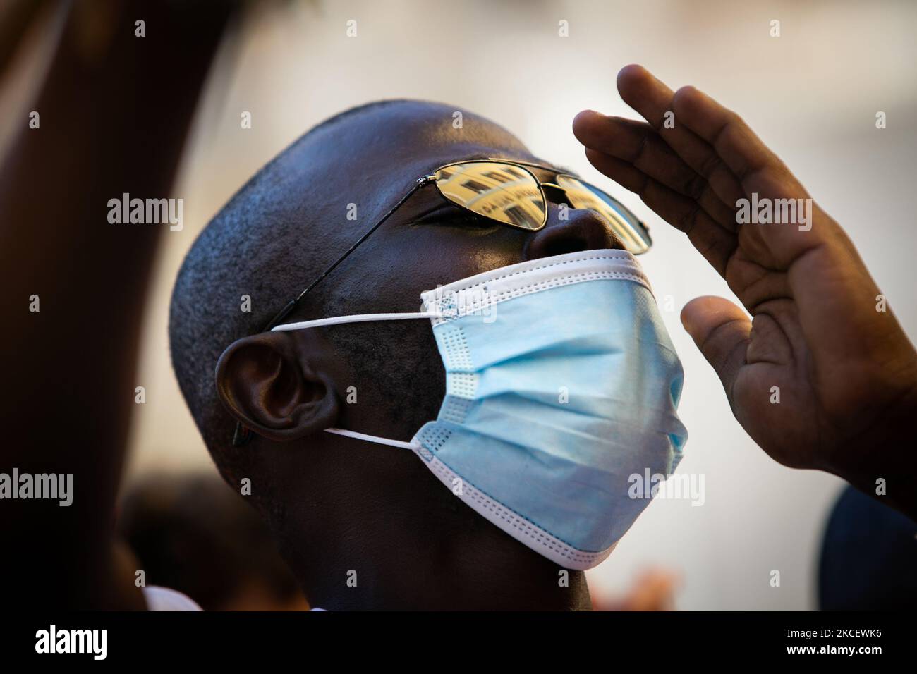 I lavoratori agricoli migranti protestano in piazza Montecitorio durante lo sciopero degli 'invisibles', un gruppo di lavoratori agricoli che chiedono diritti e dignità il 18 maggio 2021 a Roma, Italia. (Foto di Sirio Tesitore/NurPhoto) Foto Stock