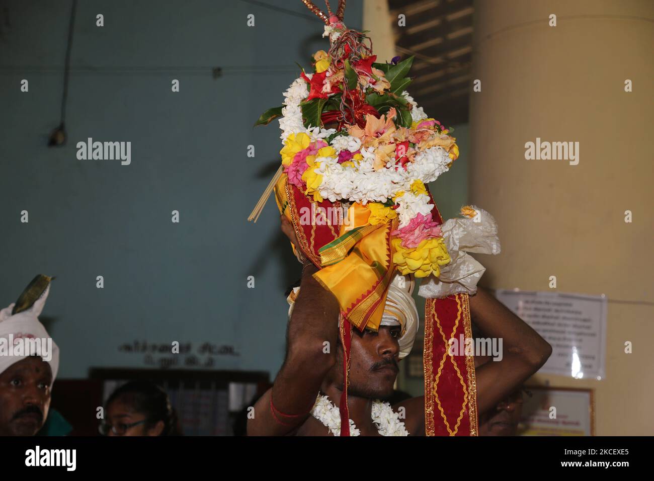 I devoti indù tamil prendono parte a preghiere speciali durante il 108 abhishekam pooja in onore di Lord Vinayagar (Lord Ganesh) al tempio di Arasadi Vinayagar (Arasadi Sithi Vinayagar Kovil) a Jaffna, Sri Lanka. (Foto di Creative Touch Imaging Ltd./NurPhoto) Foto Stock