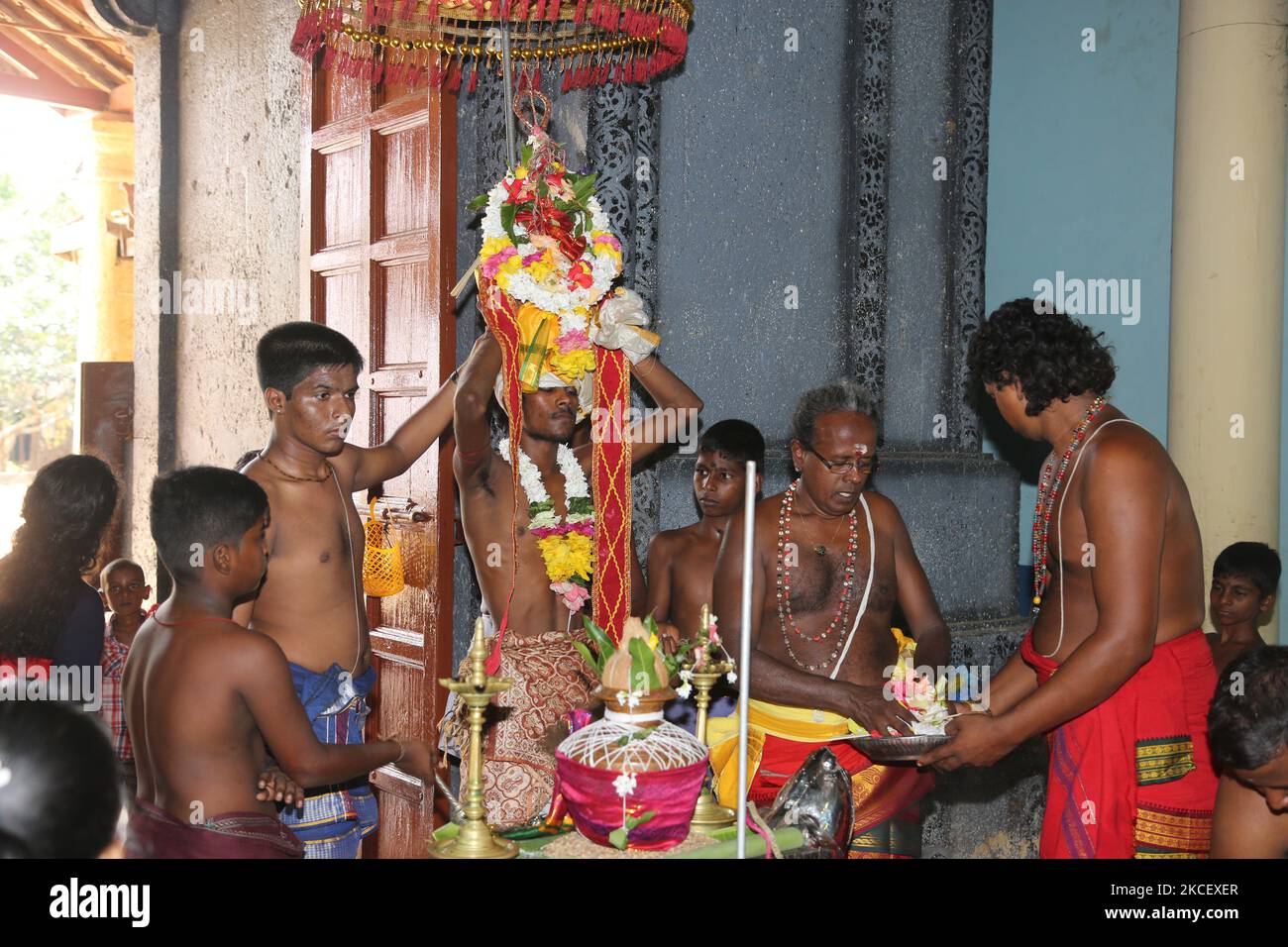 I devoti indù tamil prendono parte a preghiere speciali durante il 108 abhishekam pooja in onore di Lord Vinayagar (Lord Ganesh) al tempio di Arasadi Vinayagar (Arasadi Sithi Vinayagar Kovil) a Jaffna, Sri Lanka. (Foto di Creative Touch Imaging Ltd./NurPhoto) Foto Stock